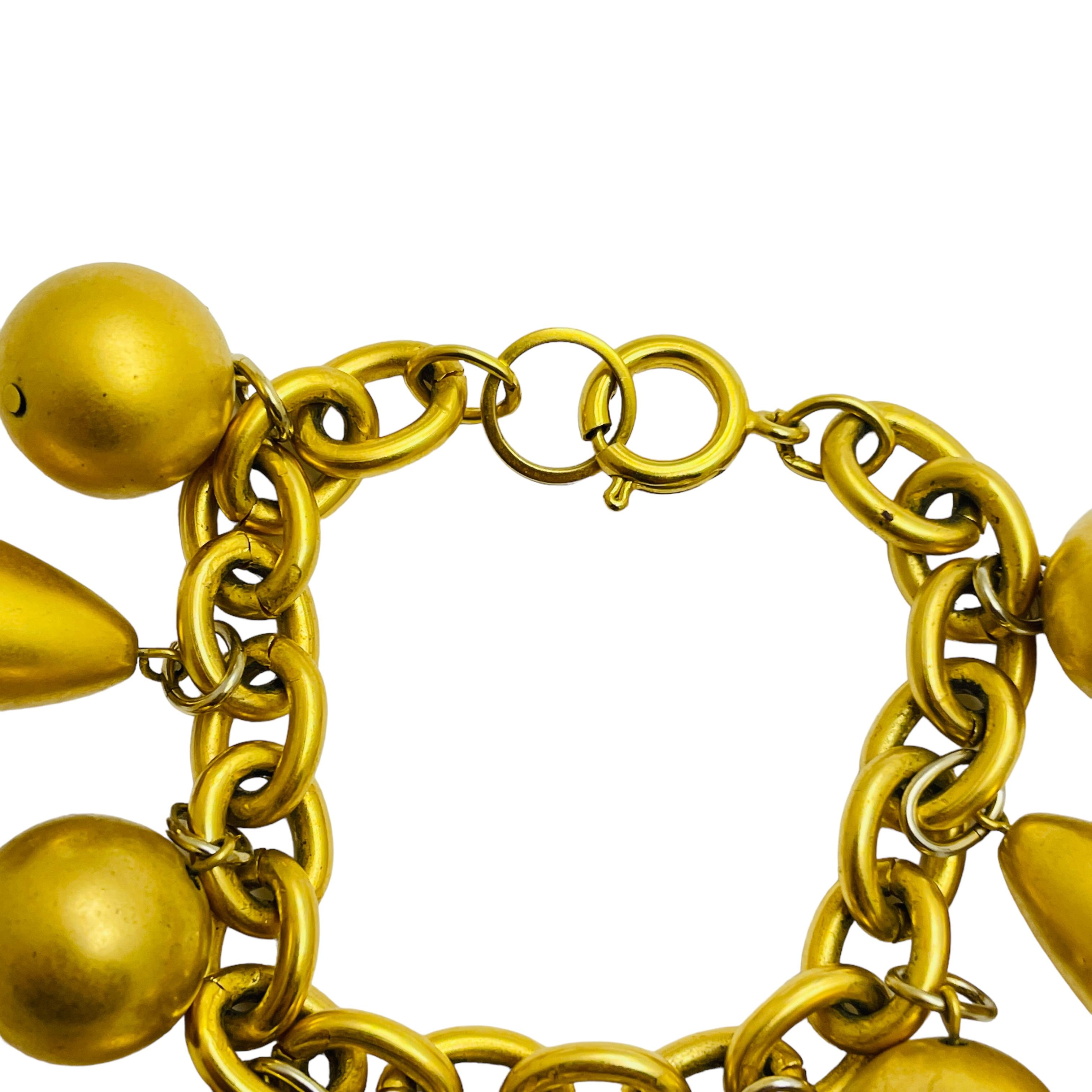 Designer-Laufsteg-Armband aus massivemband aus mattem Goldkette mit Anhänger im Zustand „Gut“ im Angebot in Palos Hills, IL