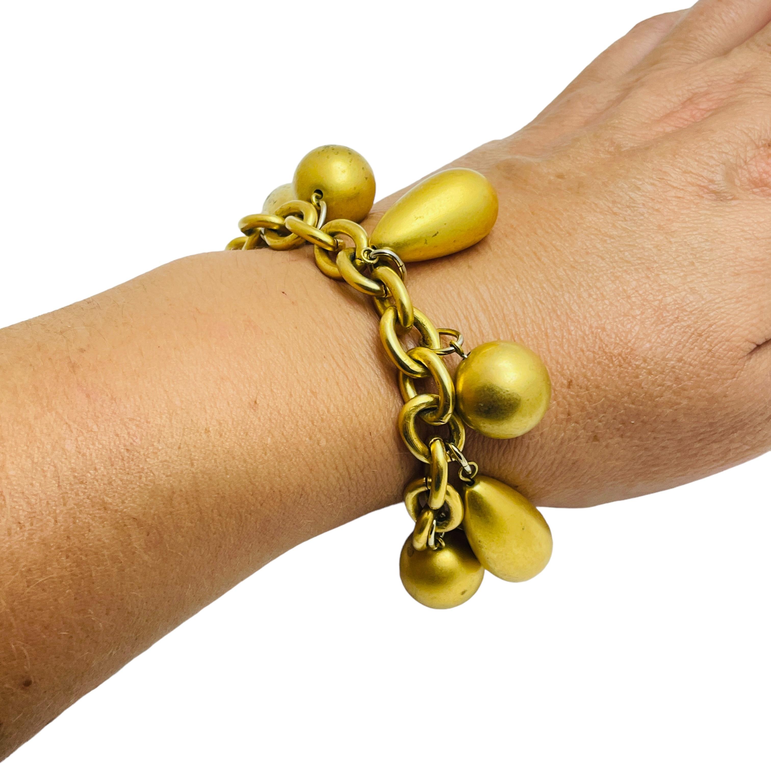 Designer-Laufsteg-Armband aus massivemband aus mattem Goldkette mit Anhänger Damen im Angebot