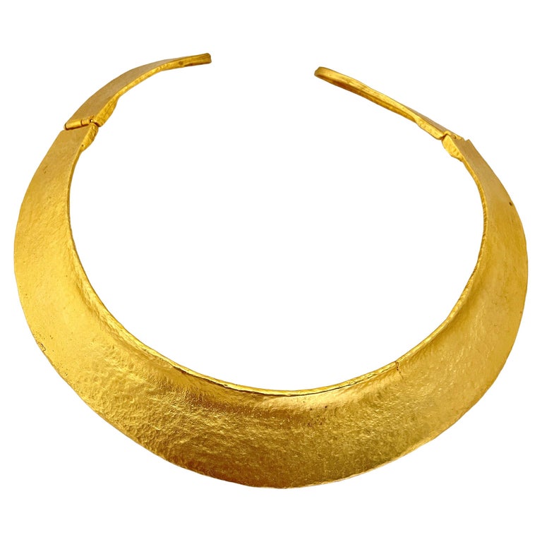 Vintage massive matte gold collar designer runway necklace For Sale at