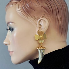 Vintage-Ohrringe von Moschino mit großem Kleeblatt und Kunstharz-Krallen als auffällige Anhänger