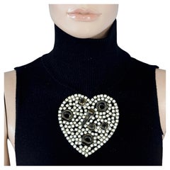Broche de fantasía vintage MOSCHINO Corazón con pernos y tornillo
