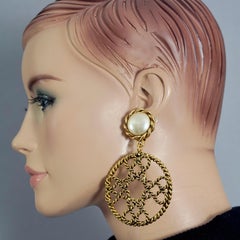 Boucles d'oreilles fantaisie vintage Moschino, massives, avec perles et motif torsadé en forme de croix ronde