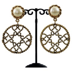 Boucles d'oreilles fantaisie vintage Moschino, massives, avec perles et motif torsadé en forme de croix ronde