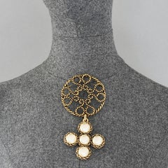 Broche vintage de MOSCHINO con cruz de perlas trenzadas, de gran tamaño y diseño original