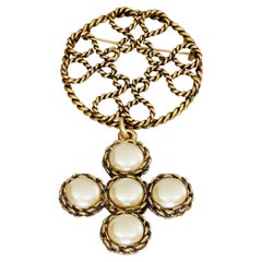 Broche vintage de MOSCHINO con cruz de perlas trenzadas, de gran tamaño y diseño original