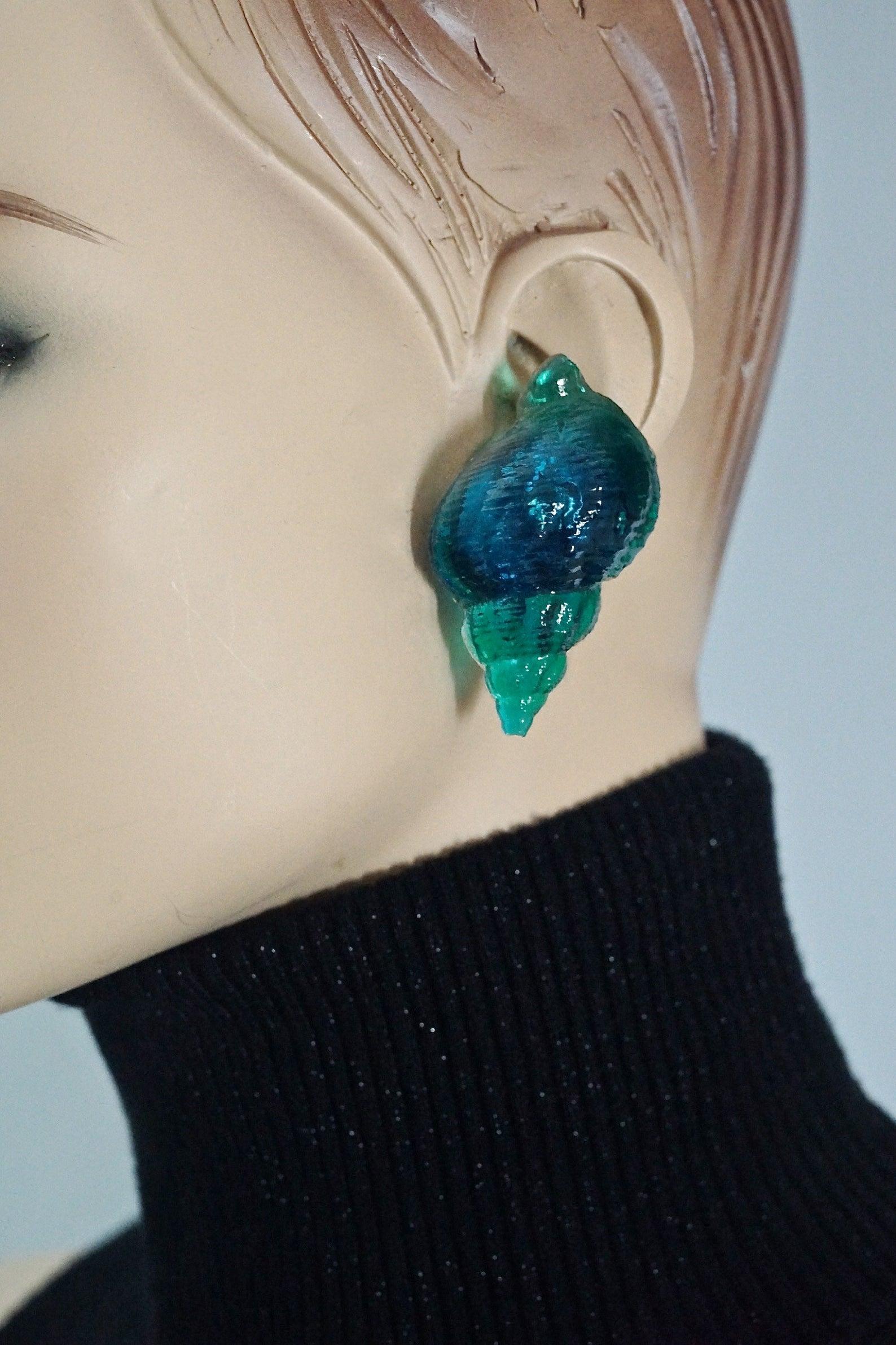 Vintage Massive ROCHAS PARIS Sea Shell Lucite Earrings

Measurements:
Height: 2.20 inches (5.6 cm)
Width: 1.22 inches (3.1 cm)
Weight per Earring: 11 grams

Features:
- 100% Authentic ROCHAS PARIS.
- Huge 3D sea shell shaped earrings.
- Hues of blue
