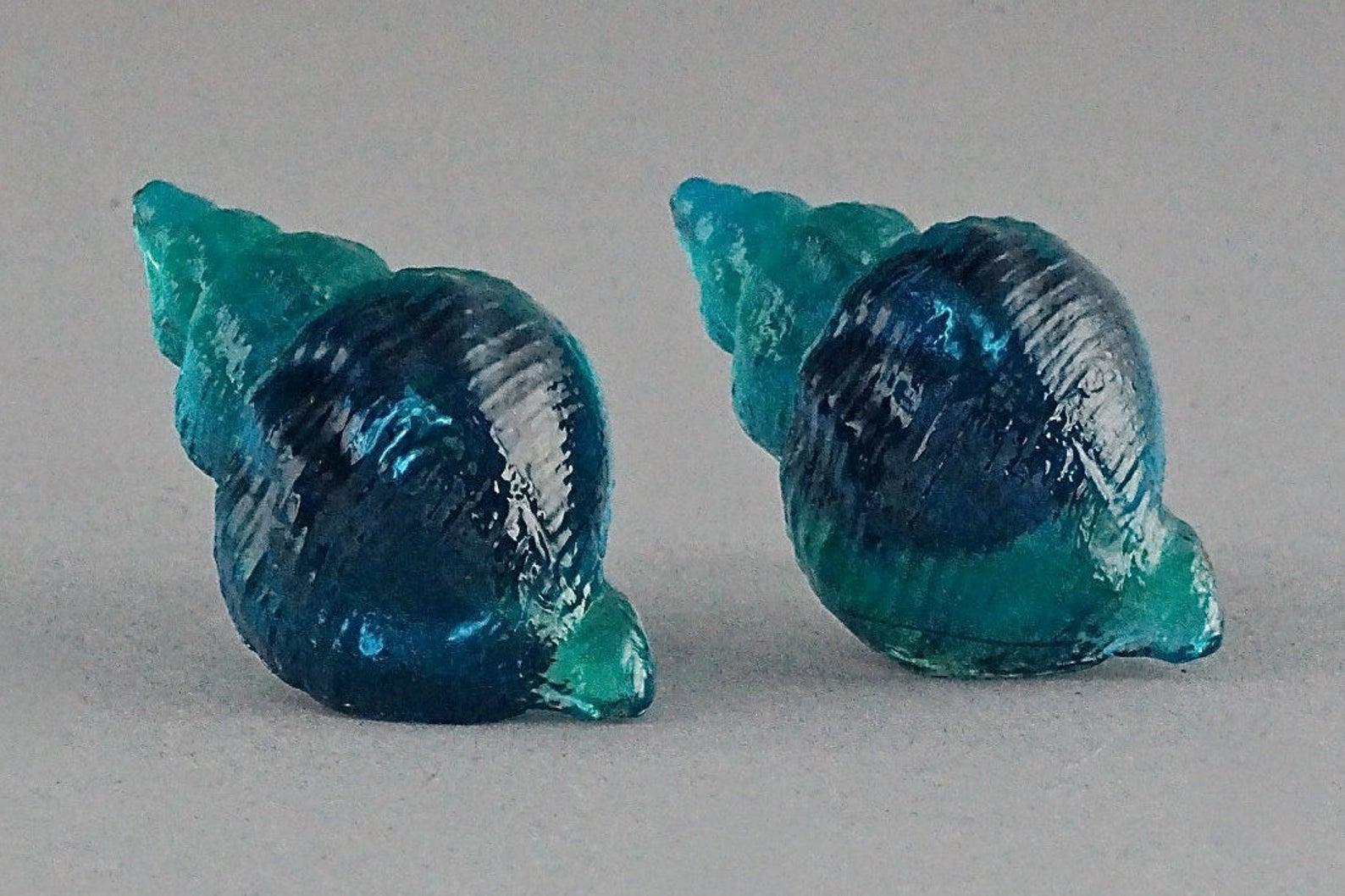 Vintage Massive ROCHAS PARIS Sea Shell Lucite Earrings In Excellent Condition In Kingersheim, Alsace