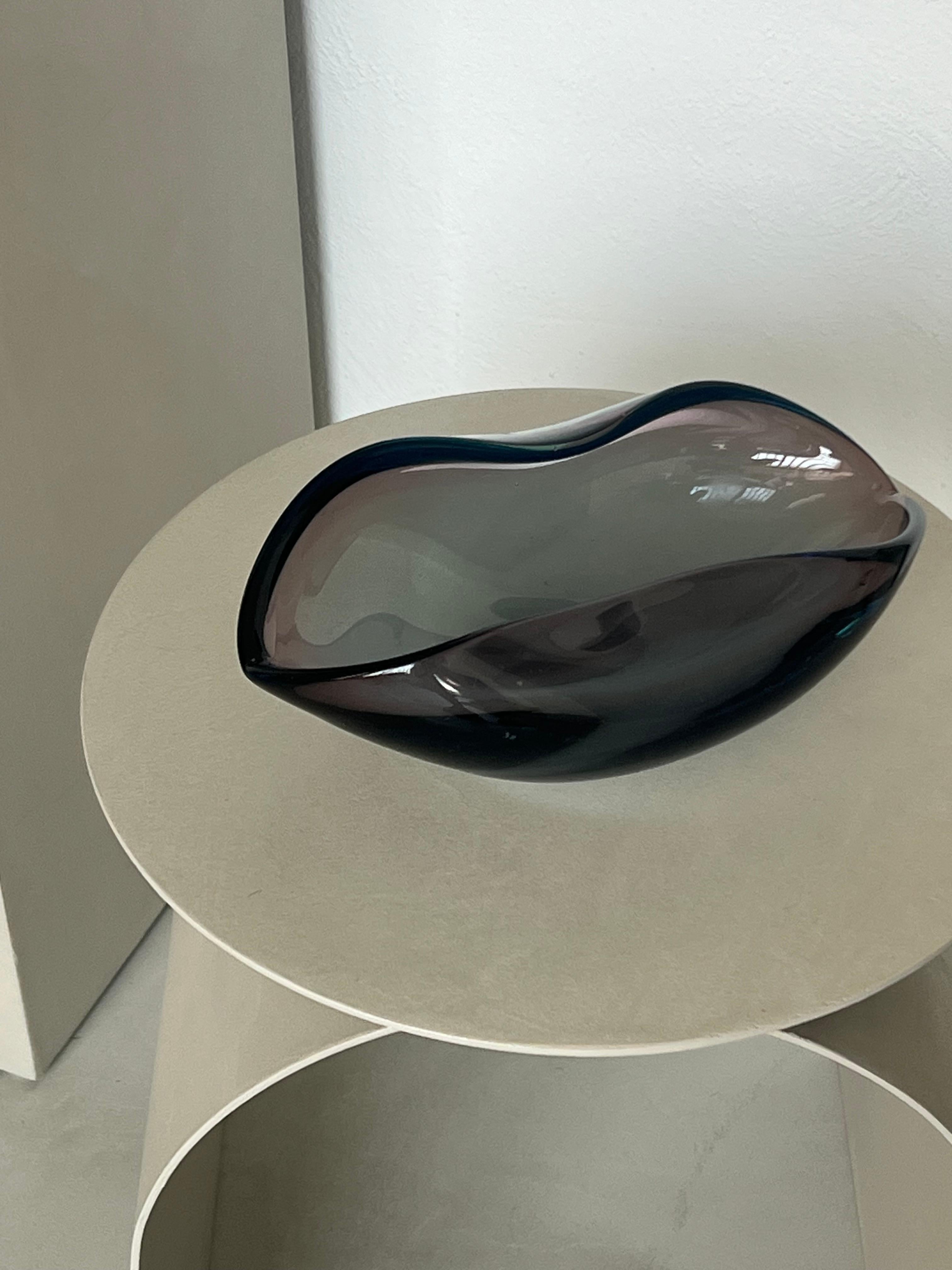 Große Murano-Schale , Mittelstück aus Muranoglas , Seltenes Objekt , Vintage Couchtisch-Akzent 

Auf der venezianischen Insel Murano werden von den Meistern viele verschiedene Arten von Glas hergestellt. Von hauchdünnen Vasen bis hin zu