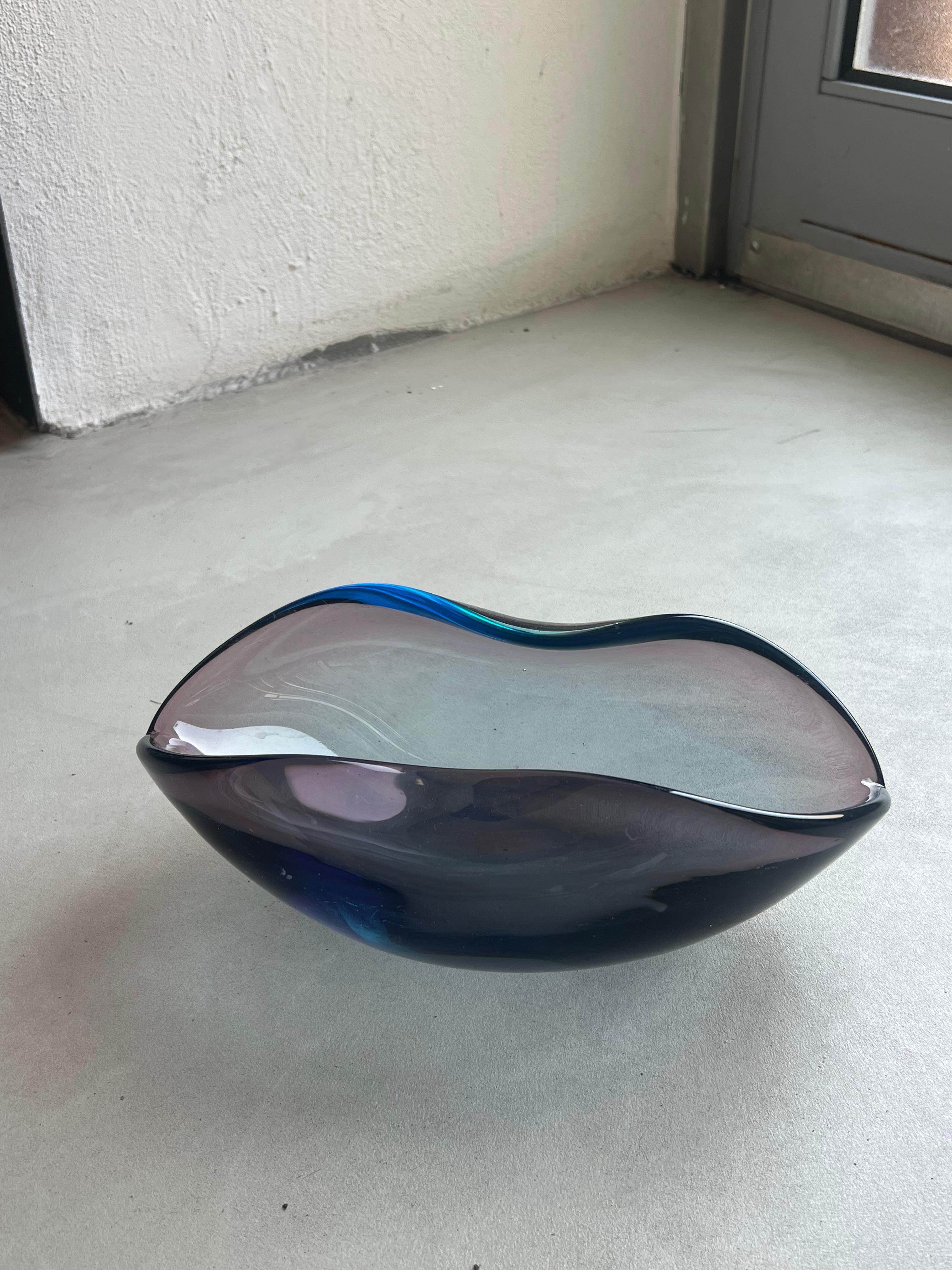 Vintage Massive Murano Glass Sommerso Schale, Blau, klares und violettes flüssiges Glas (Italienisch) im Angebot
