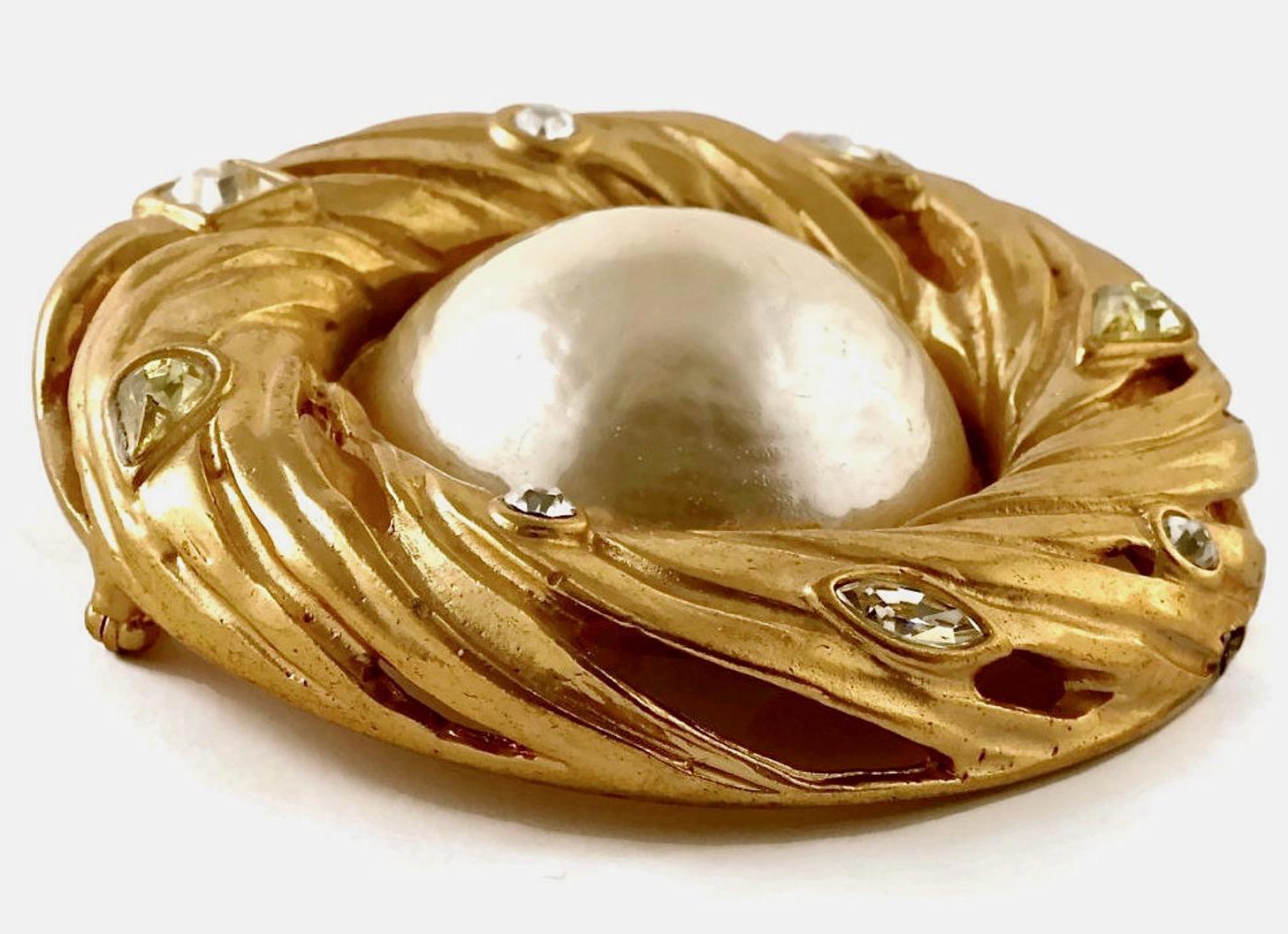 Vintage Massive YSL Yves Saint Laurent Pearl Rhinestone Swirl Pendant Brooch In Excellent Condition For Sale In Kingersheim, Alsace