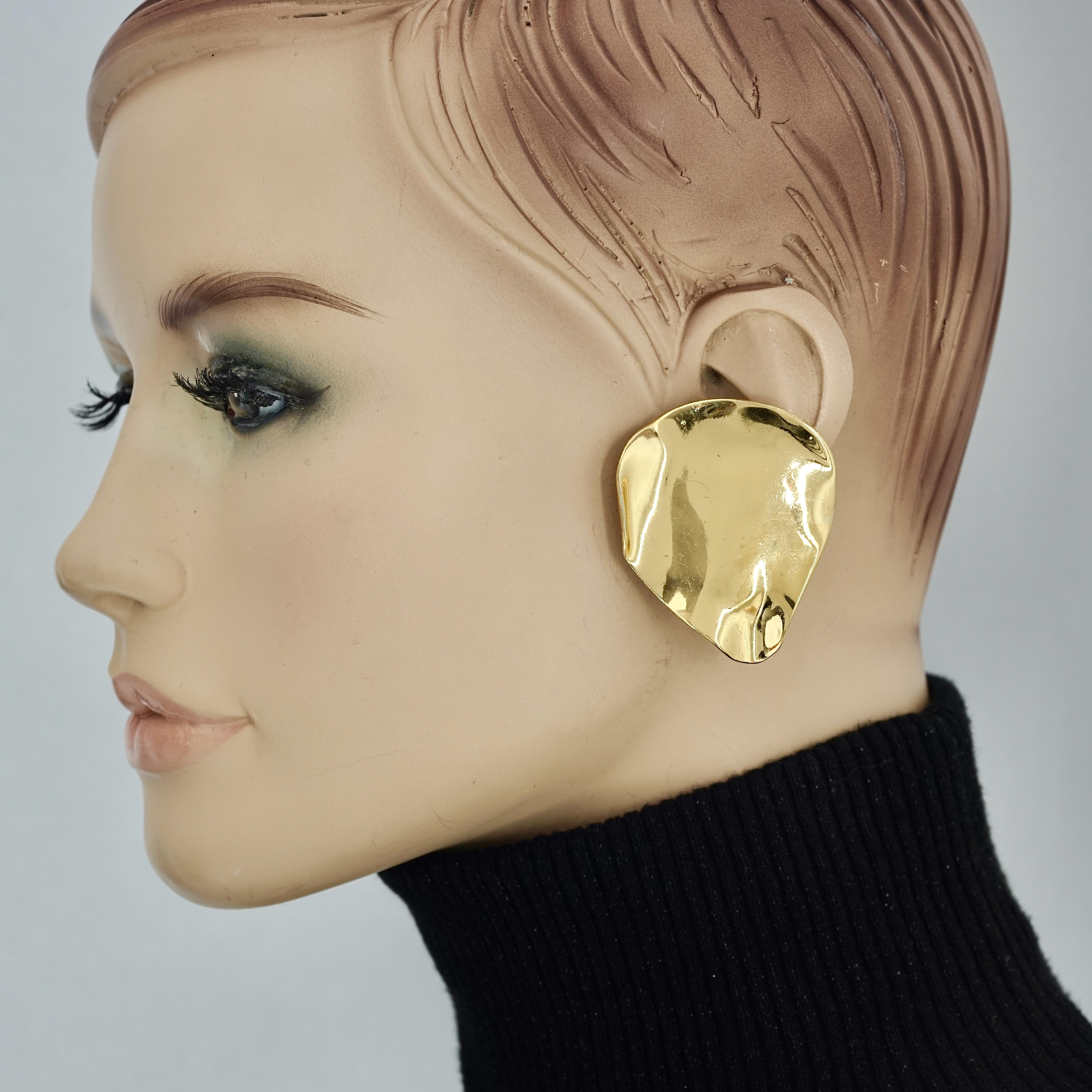 Vintage Massive YVES SAINT LAURENT Ysl Asymmetric Earrings

Measurements:
Height: 1.96 inches (5 cm)
Width: 1.57 inches (4 cm)
Weight per Earring: 14 grams

Features:
- 100% Authentic YVES SAINT LAURENT.
- Massive asymmetric earrings in satin smooth