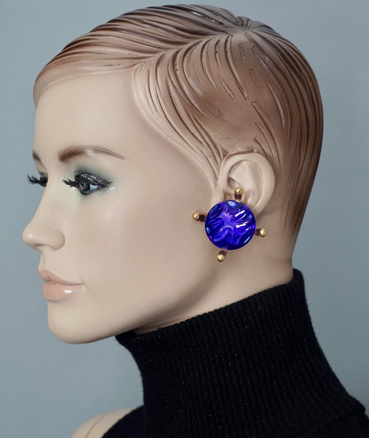 Vintage Massive YVES SAINT LAURENT Ysl Blue Glass Cabochon Earrings

Measurements:
Height: 1.81 inches (4.6 cm)
Width: 1.81 inches (4.6 cm)
Weight per Earring: 23 grams

Features:
- 100% Authentic YVES SAINT LAURENT.
- Irregular blue glass cabochon