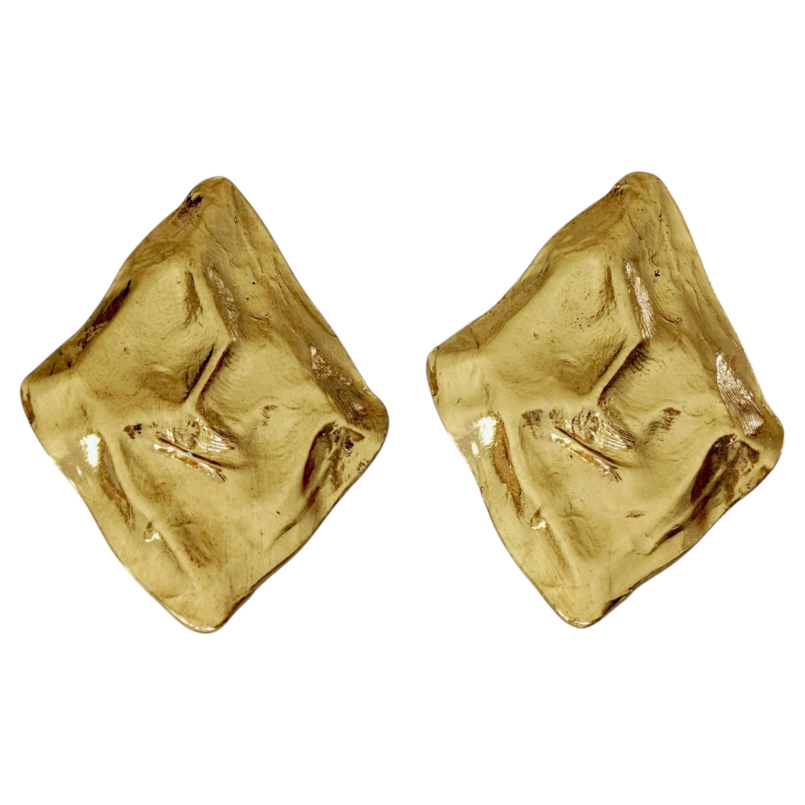 Boucles d'oreilles vintage imposantes « Yves Saint Laurent Ysl » signées Goossens, motif losange froissé