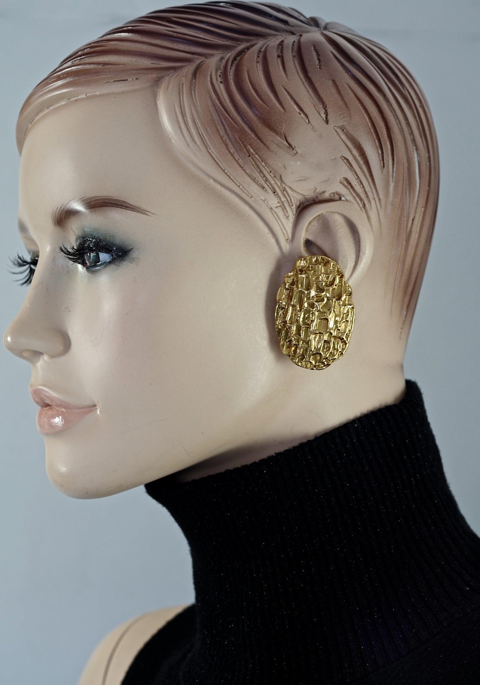 Vintage Massive YVES SAINT LAURENT Ysl by Robert Goossens Textured Earrings

Measurements:
Height: 1.77 inches (4.5 cm)
Width: 1.25 inches (3.2 cm)
Weight per Earring: 17 grams

Features:
- 100% Authentic YVES SAINT LAURENT by Robert Goossens.
-