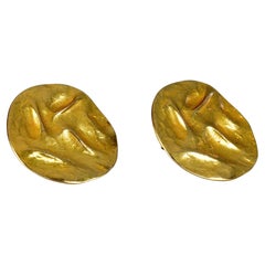 Boucles d'oreilles vintage imposantes « YVES SAINT LAURENT Ysl » par Robert Goossens, en forme de disque froissé
