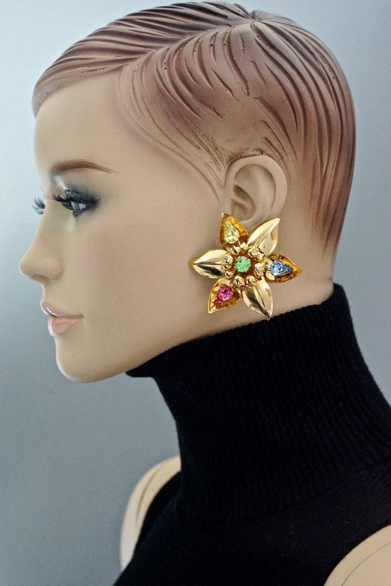 Vintage Massive YVES SAINT LAURENT Ysl Flower Rhinestone Earrings

Measurements:
Height: 2 4/8 inches
Width: 2 4/8 inches
Depth: 4/8 inch

Features:
- Massive flower earrings in gold tone.
- Clustered tiny tulip flower bud embellished with faceted