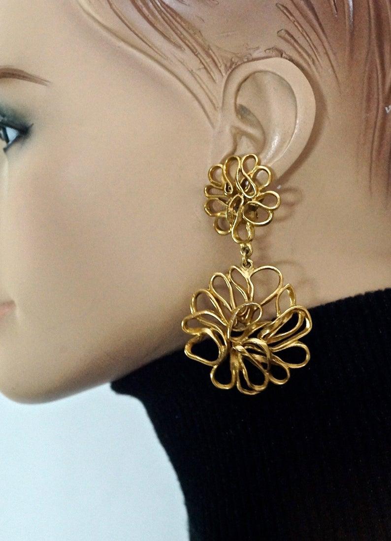 Vintage Massive YVES SAINT LAURENT Ysl Openwork Flower Wire Earrings

Measurements:
Height: 3.03 inches (7.7 cm)
Width: 1.73 inches (4.4 cm)
Weight per Earring: 17 grams

Features:
- 100% Authentic YVES SAINT LAURENT.
- Massive flower openwork wire
