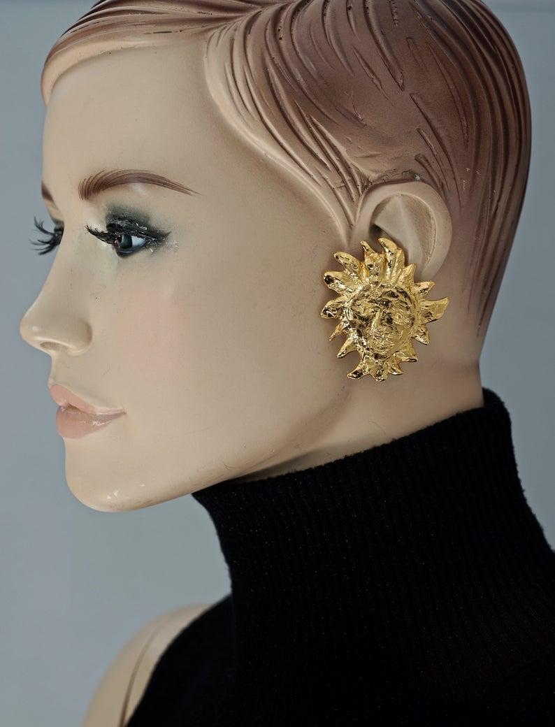 Vintage Massive YVES SAINT LAURENT Ysl Sun Face Earrings by Robert Goossens

Measurements:
Height: 1.96 inches (5 cm)
Width: 1.73 inches (4.4 cm)
Weight per Earring: 19 grams

Features:
- 100% Authentic YVES SAINT LAURENT by Robert Goossens.
-