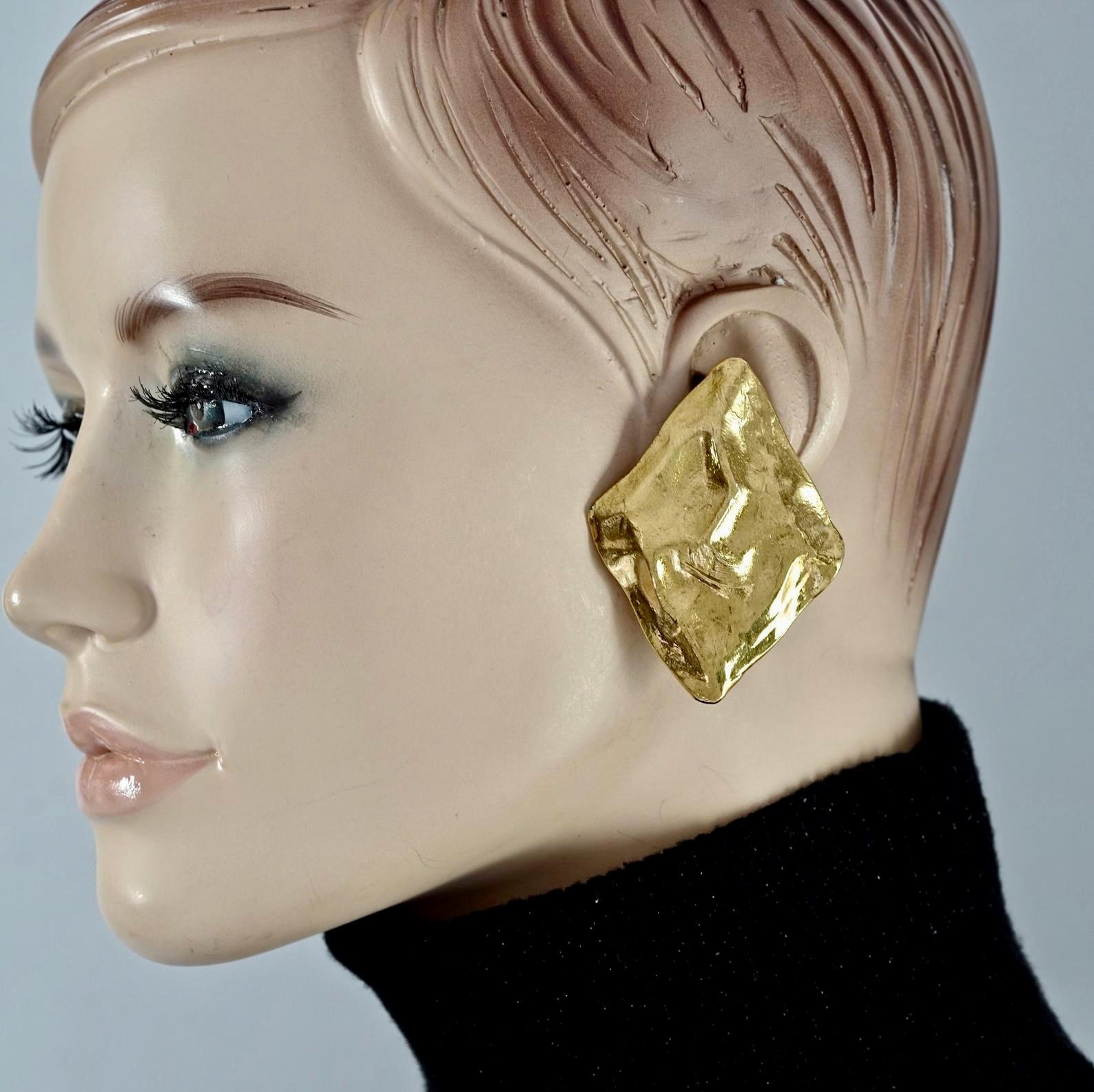 Vintage Massive YVES SAINT LAURENT Ysl Textured Diamond Shape Earrings

Measurements:
Height: 2.40 inches (6.1 cms)
Width: 1.77 inches (4.5 cms)
Weight per Earring: 25 grams

Features:
- 100% Authentic YVES SAINT LAURENT.
- Massive and textured gilt