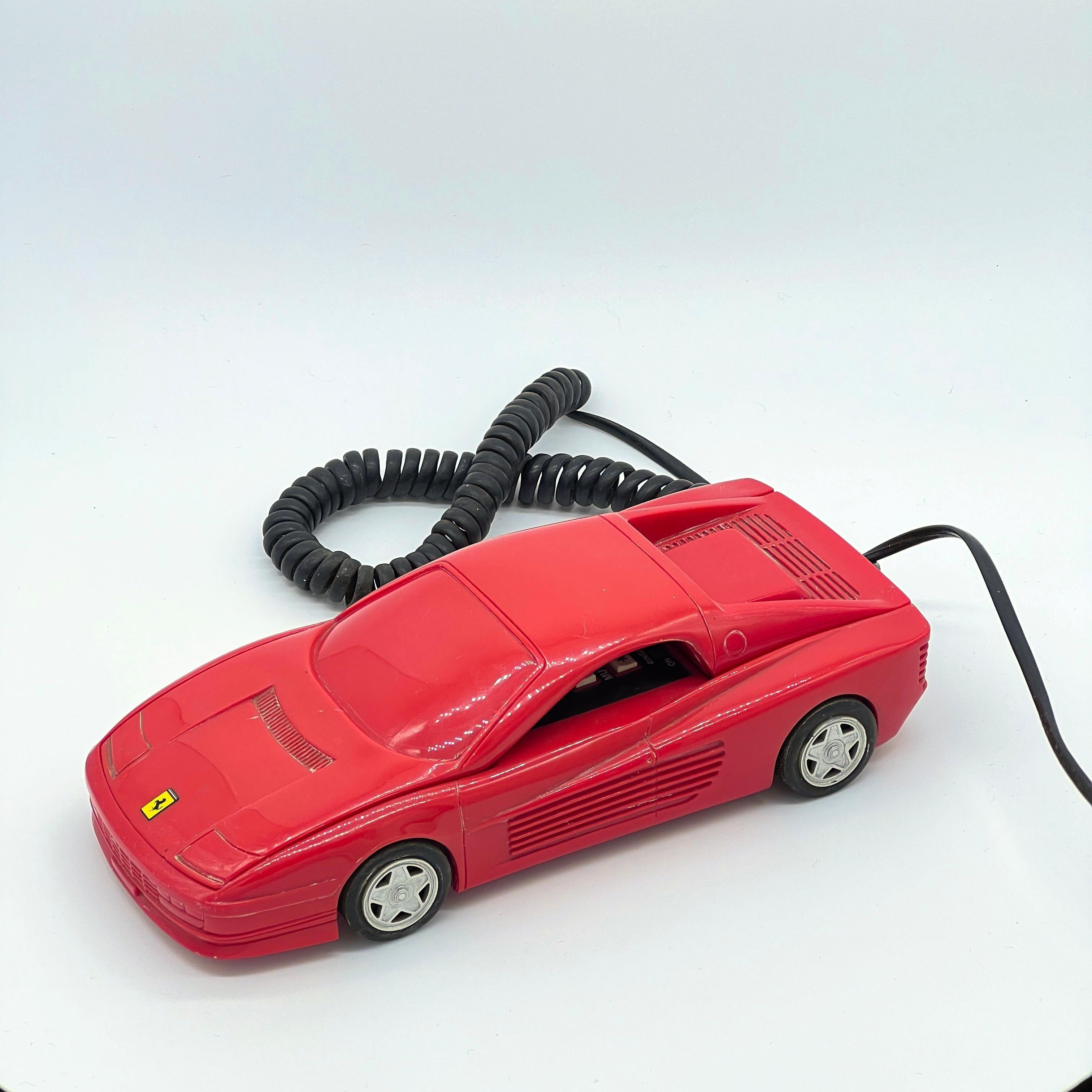 Seltenes Ferrari-Telefon / Dekoratives Objekt / Limitierte Auflage aus den 80er Jahren

Er ist zwar nicht weiß, aber Miami Vice-Vibes sind mit diesem lustigen und seltenen 