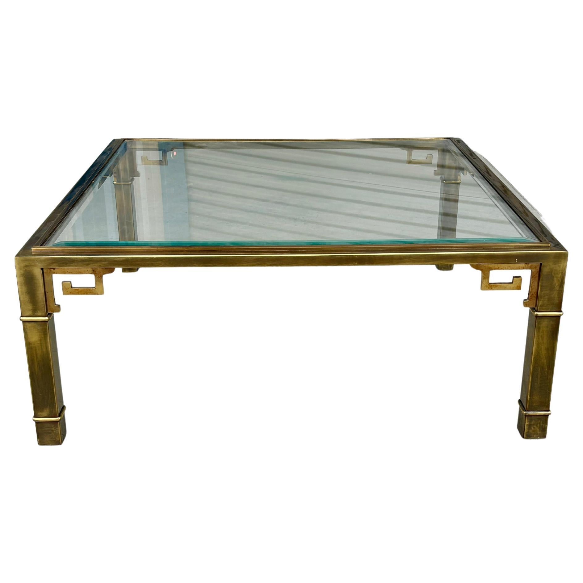 Bienvenue dans le NoHo du milieu du siècle

[Table basse vintage en laiton de Mastercraft].

Cette table basse Mastercraft en laiton Vintage est une pièce unique qui présente un plateau en verre carré reposant sur un cadre en laiton, créant ainsi un