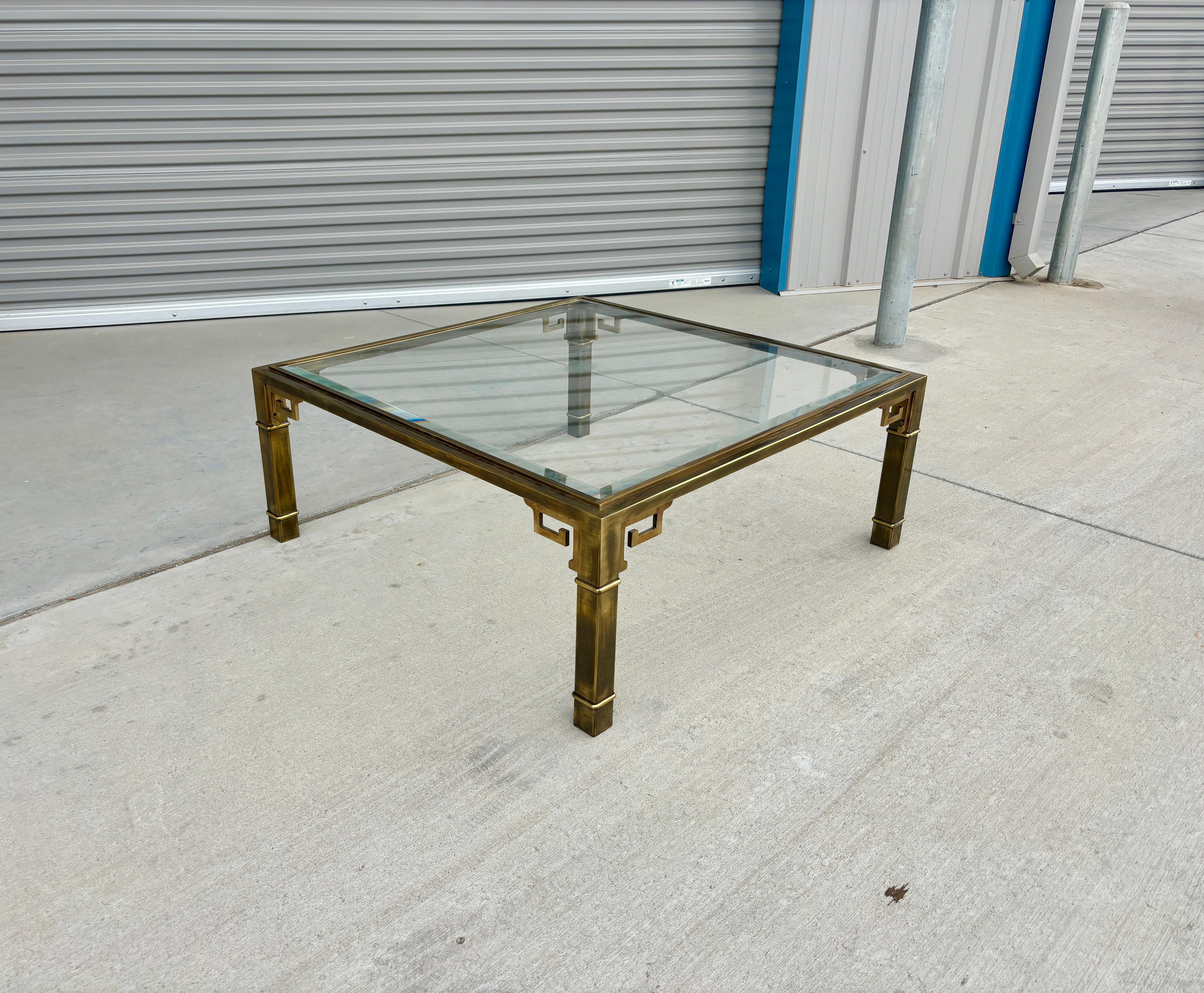 Américain Table basse vintage en laiton Mastercrafters en vente
