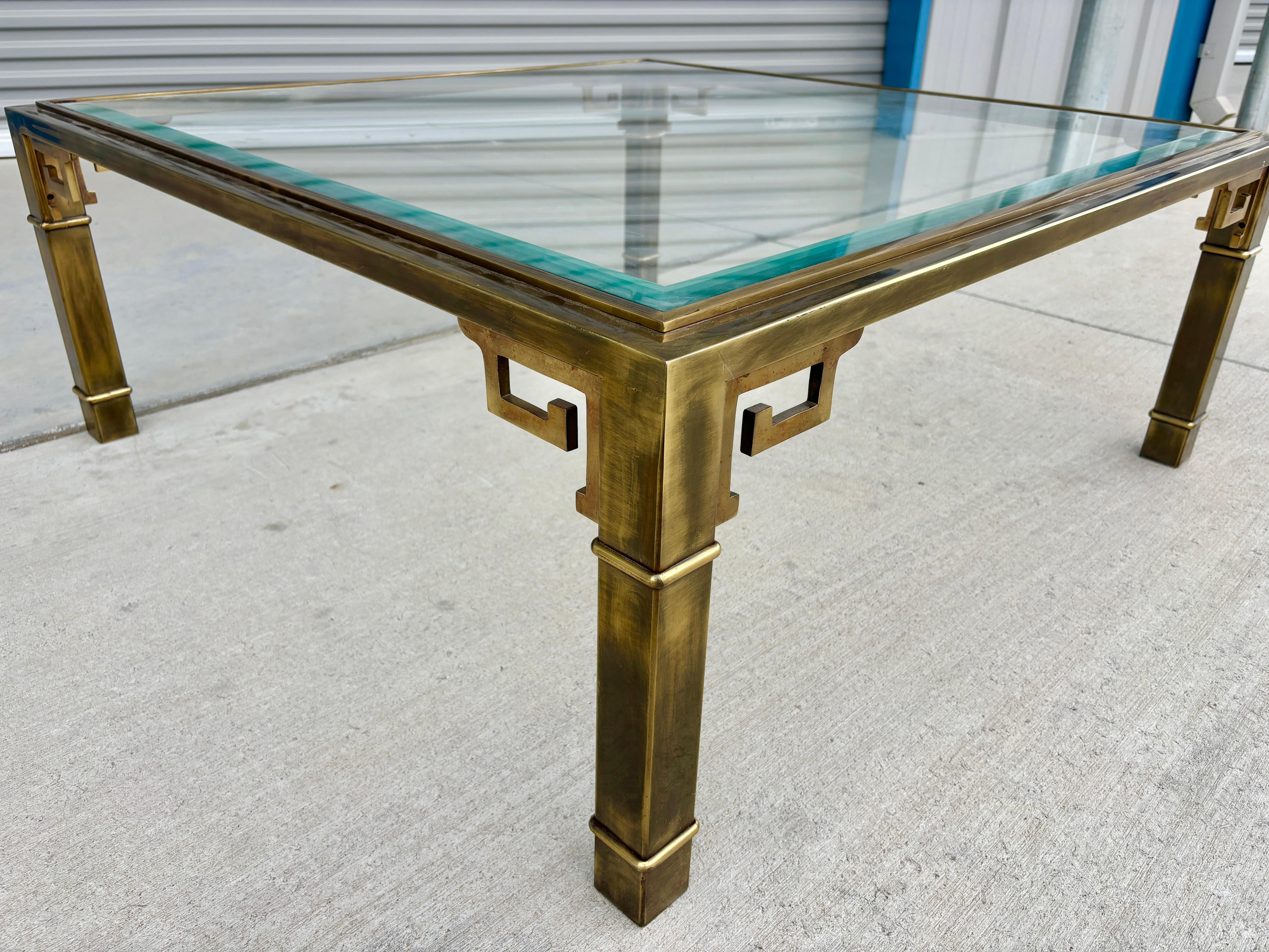 Table basse vintage en laiton Mastercrafters Bon état - En vente à North Hollywood, CA