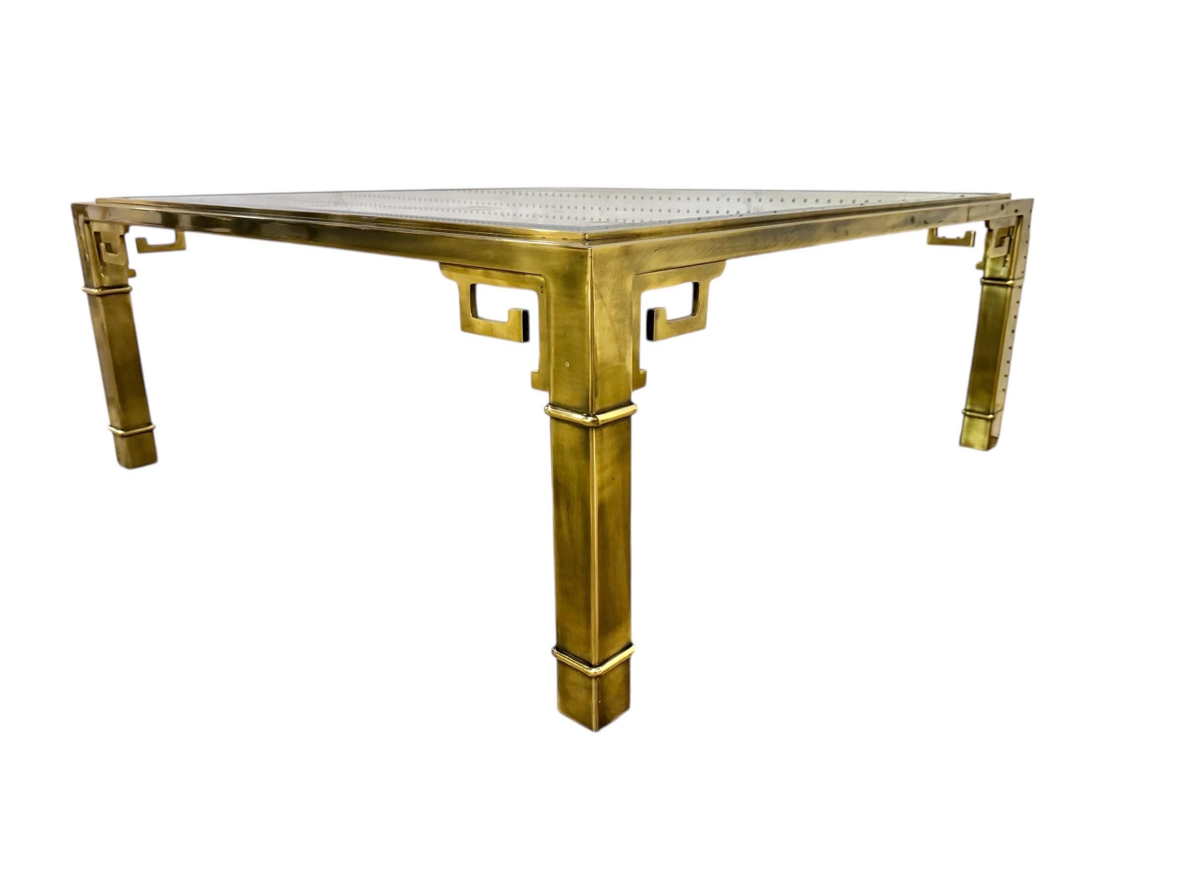 Hollywood Regency Table basse vintage Mastercraft Greek Key en laiton et verre en vente