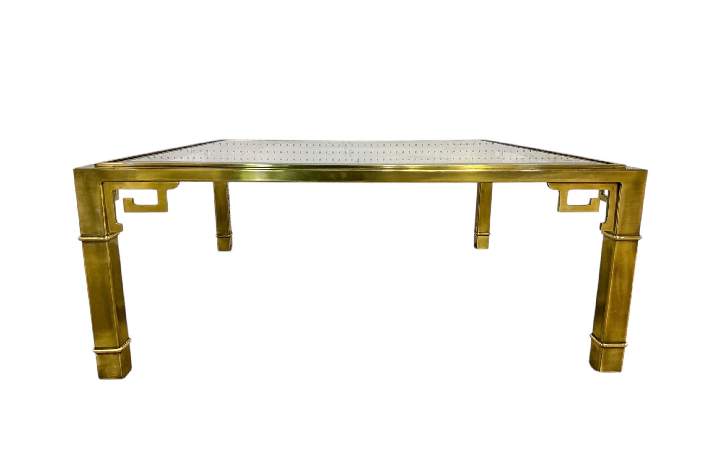 Américain Table basse vintage Mastercraft Greek Key en laiton et verre en vente