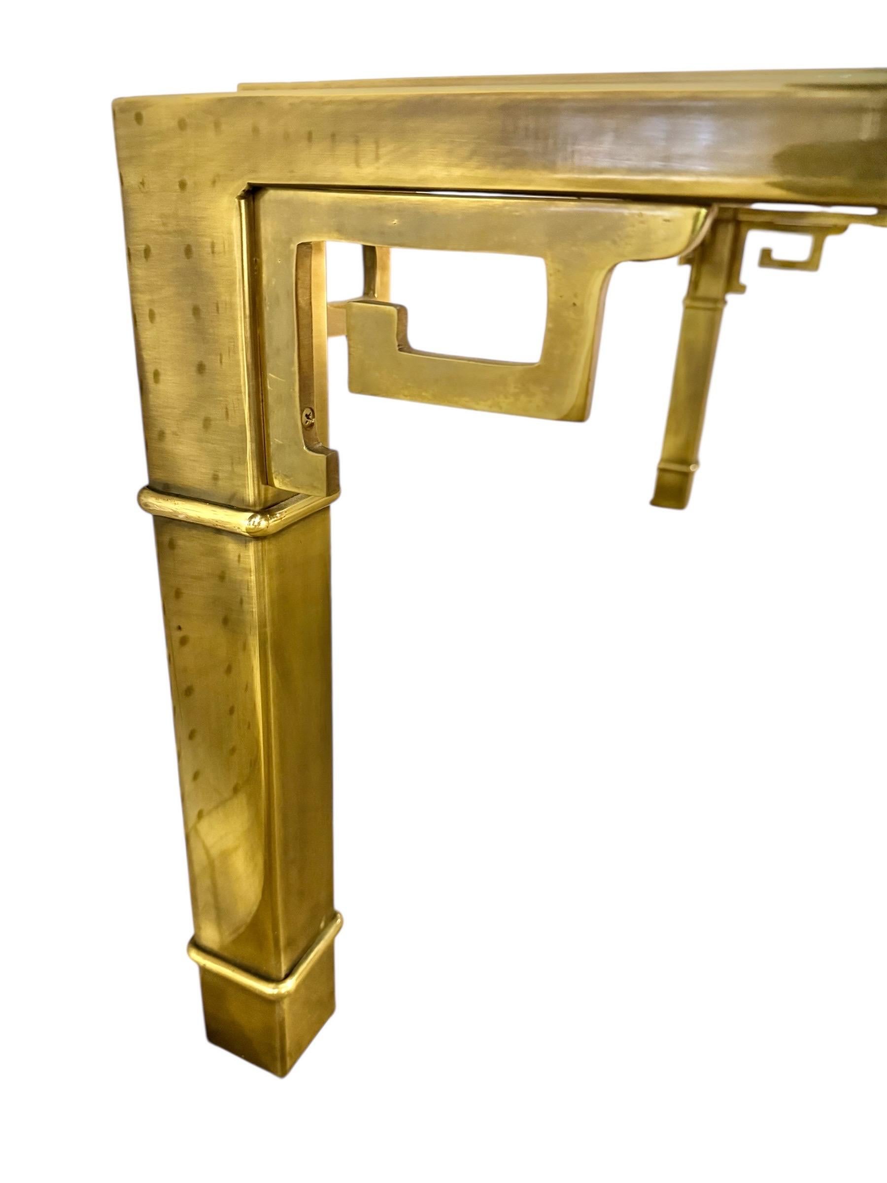 20ième siècle Table basse vintage Mastercraft Greek Key en laiton et verre en vente