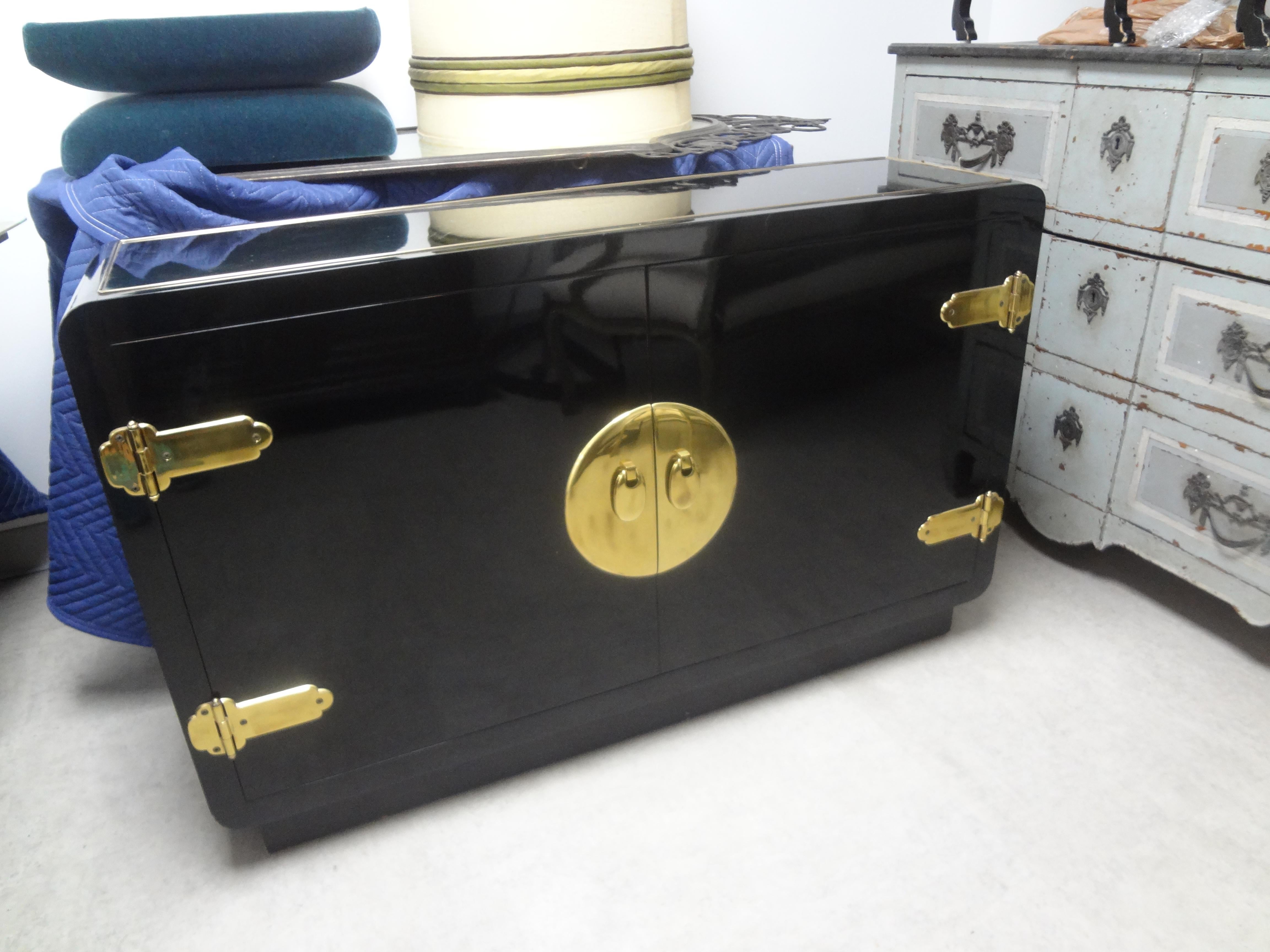Vintage Mastercraft black lacquered credenza with brass fittings. This stunning postmodern credenza, sideboard or buffet is a great narrow depth for hard to accommodate areas.
Stunning!