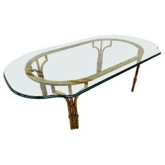 Table basse vintage de style Mastercraft en faux bambou avec plateau en verre