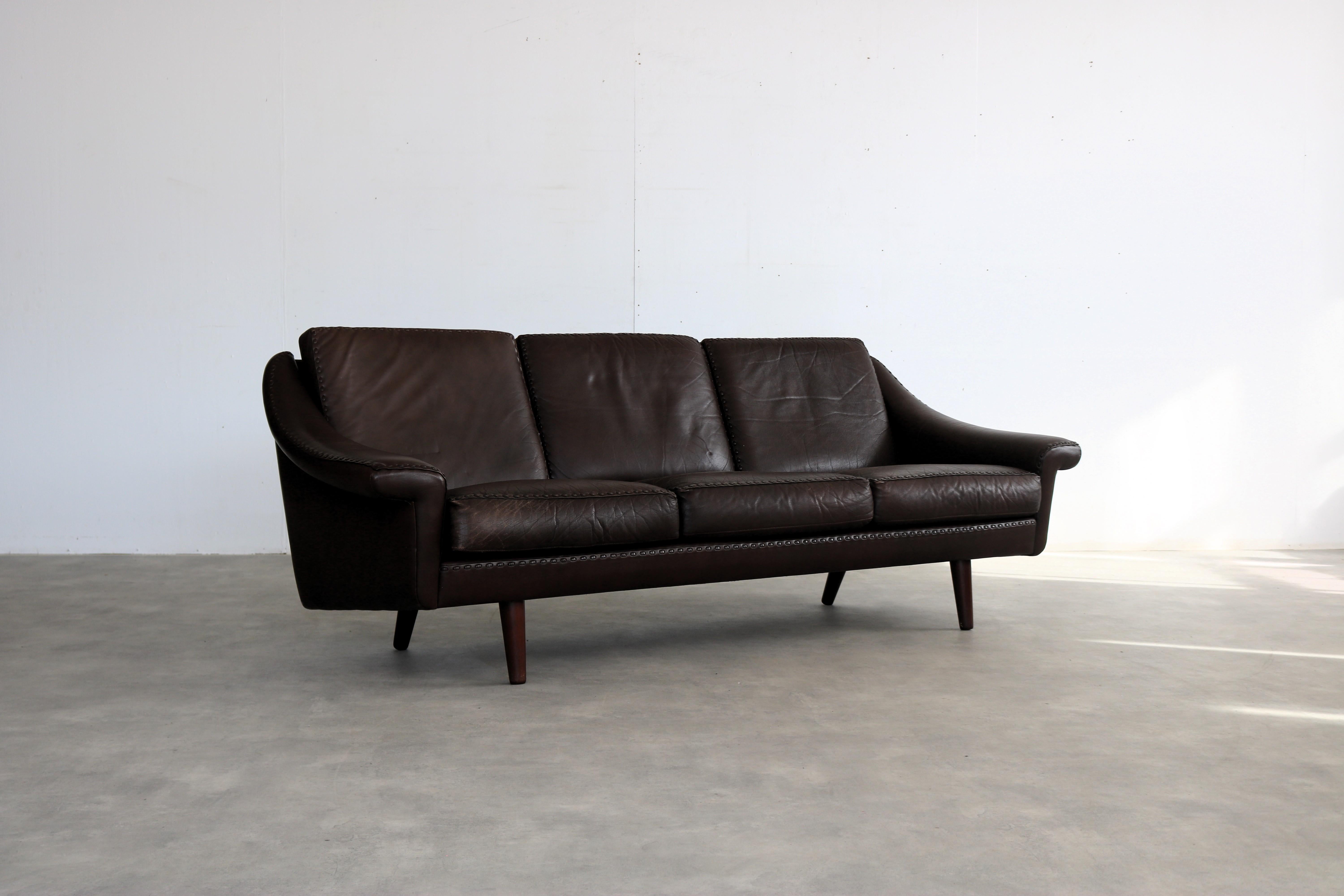 Canapé Vintage Matador 

Période  1960s
Design  Aage Christiansen  Erhardsen & Andersen  Danemark
Condit  Bon  Signes d'usure mineurs
Taille du canapé  73 x 210 x 88 cm (H x L x P) hauteur du siège 42 cm ;

Détails  Cuir ; teck ; modèle 