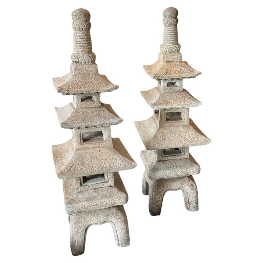 Pareja vintage de adornos de jardín en forma de pagoda de piedra y hormigón