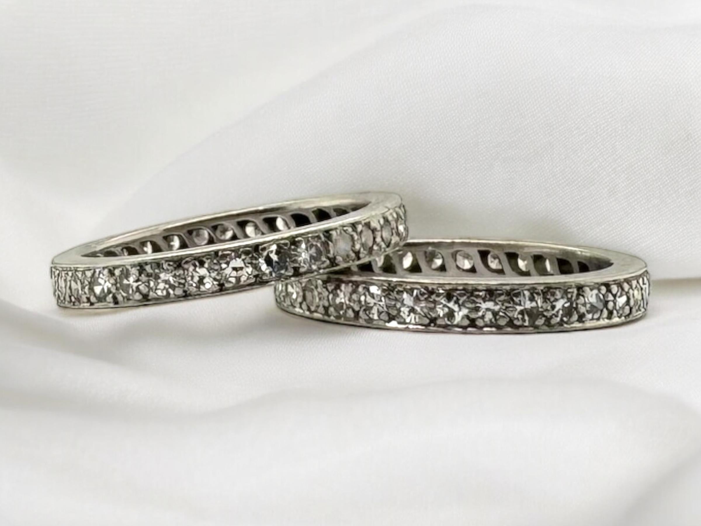 Ci piace sempre trovare fasce abbinate!!!
Can può essere acquistata insieme o separatamente, con un prezzo individuale.

Dettagli della band
Materiale: Platino
Larghezza: 2.5 mm
Altezza: 2.0 mm
Peso: 4.4 grammi
Misura delle dita: 6 1/2 
Purtroppo