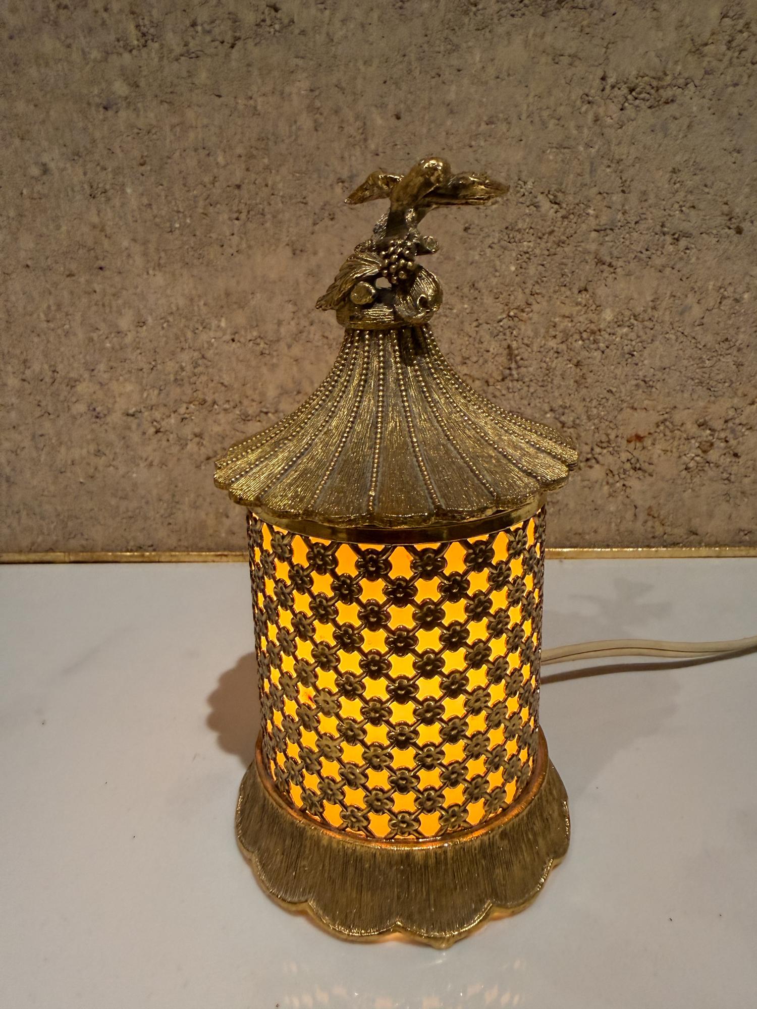 For your consideration, a vintage Matson gold tone electric vanity light lamp. Made in the USA.

Dimensions: 6