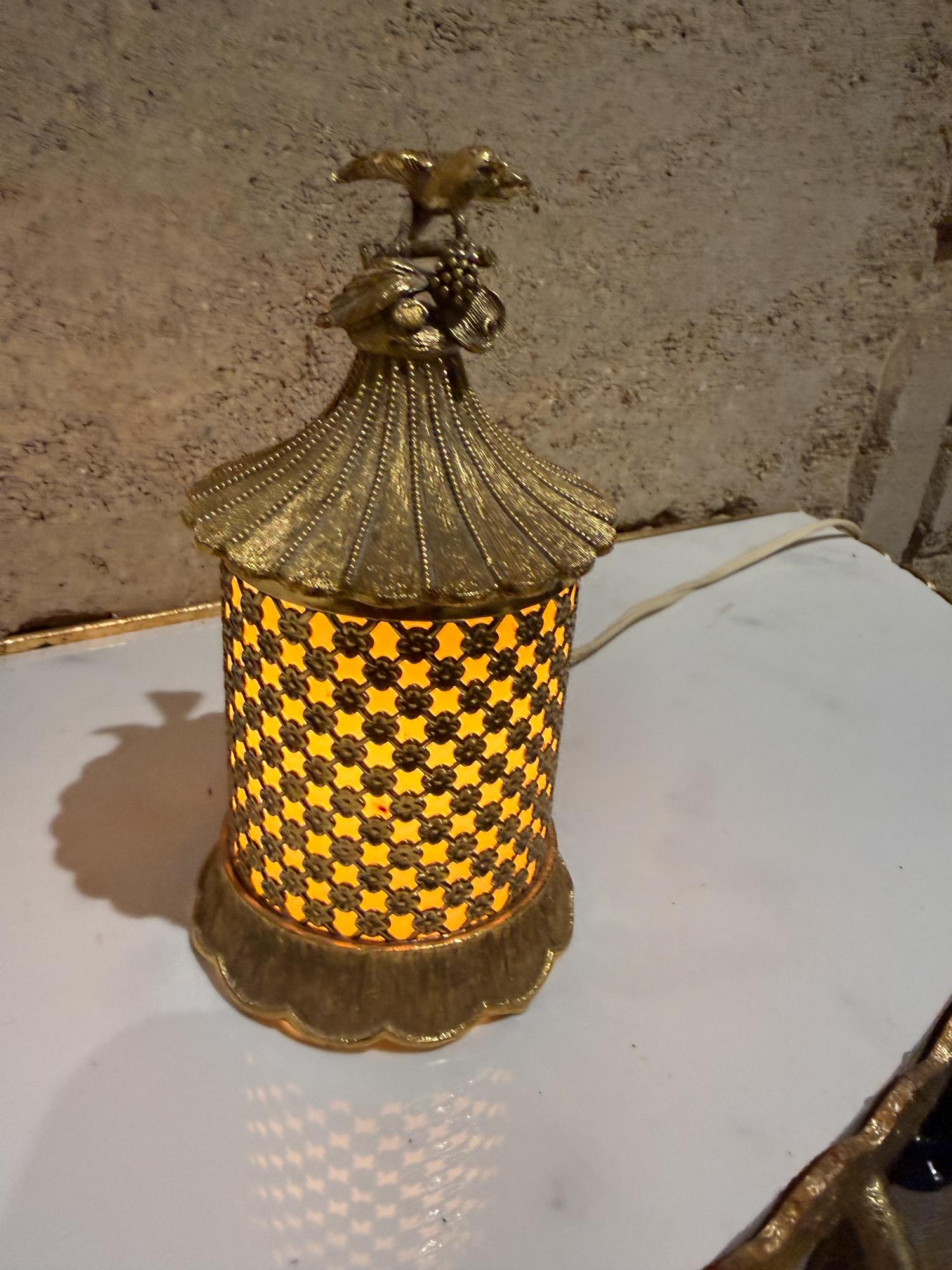 Vintage Matson Gold Tone Electric Vanity Light Lamp In Fair Condition For Sale In Chula Vista, CA