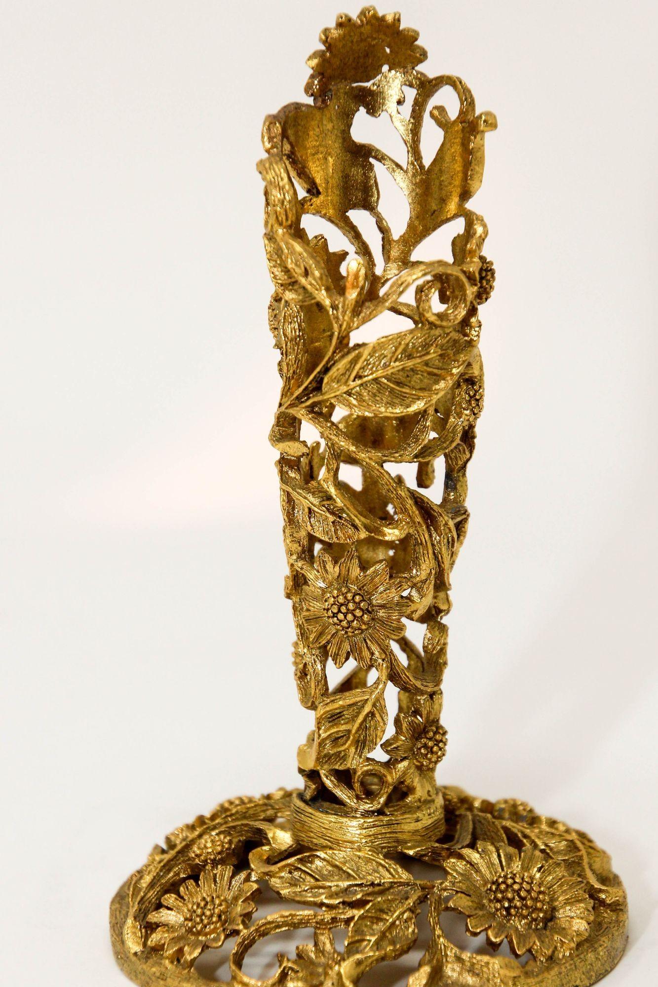 Vintage Matson1960s Ormolu Gold Tone Metal Filigree Bud Glass Vase Holder.
Beautiful gold tone filigree metal ormolu vase holder.
This beautiful vintage Ormolu Matson 24K gold plated floral filigree stand is from the late 1940's.
Victorian