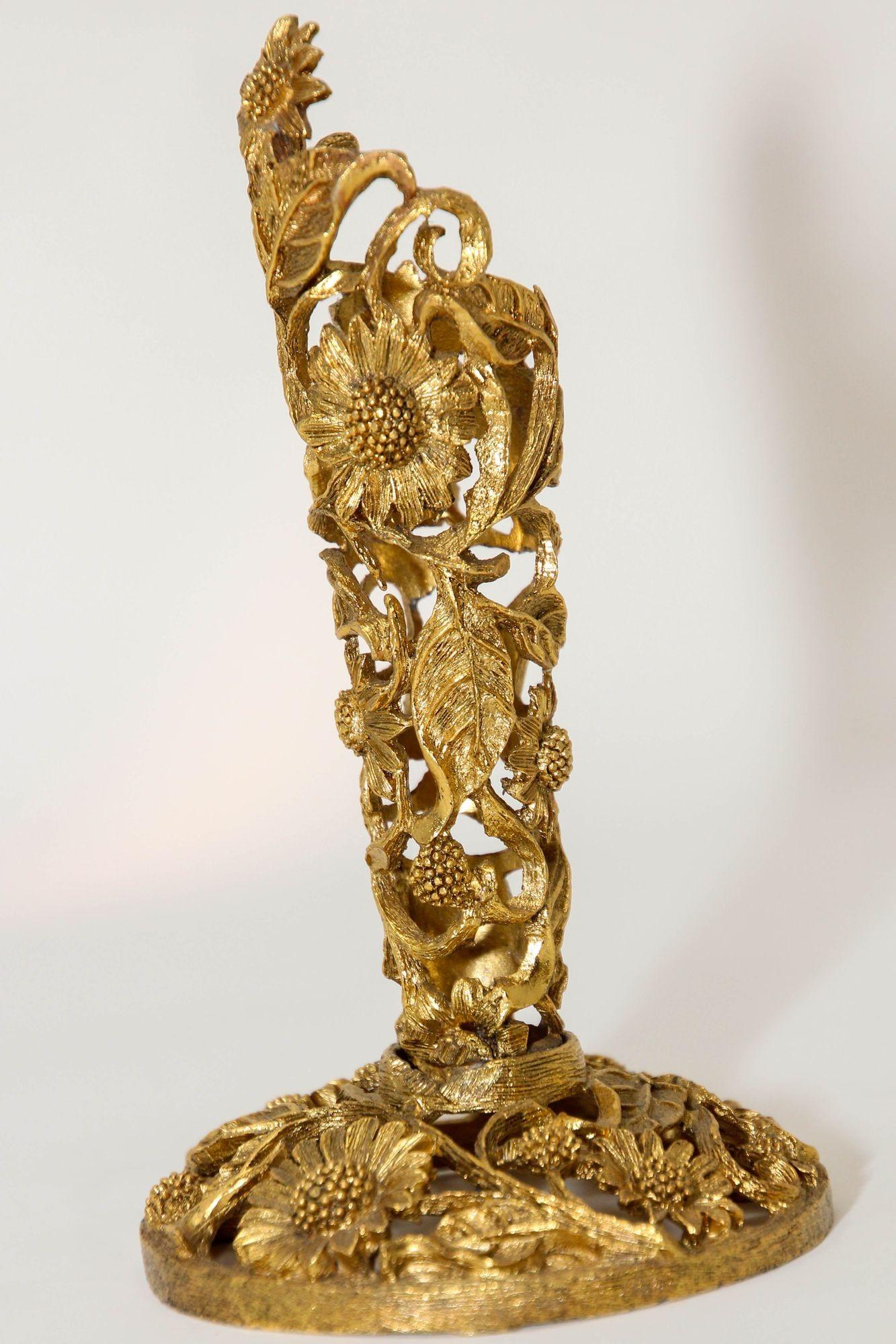 Doré Matson - Vase à bourgeons filigrane en métal doré des années 1940 en vente