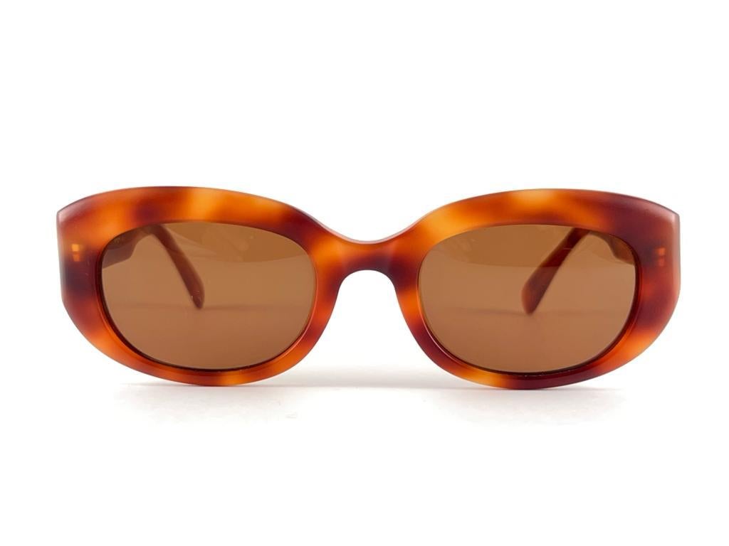 Die Kultmarke Matsuda hat diese ultra-schicke Sonnenbrille Mate in Schildpatt mit Kupferakzenten entworfen. 
Makellose mittelbraune Gläser.
Hervorragende Qualität und Design. 
Dieser Artikel weist geringe lagerungsbedingte Gebrauchsspuren