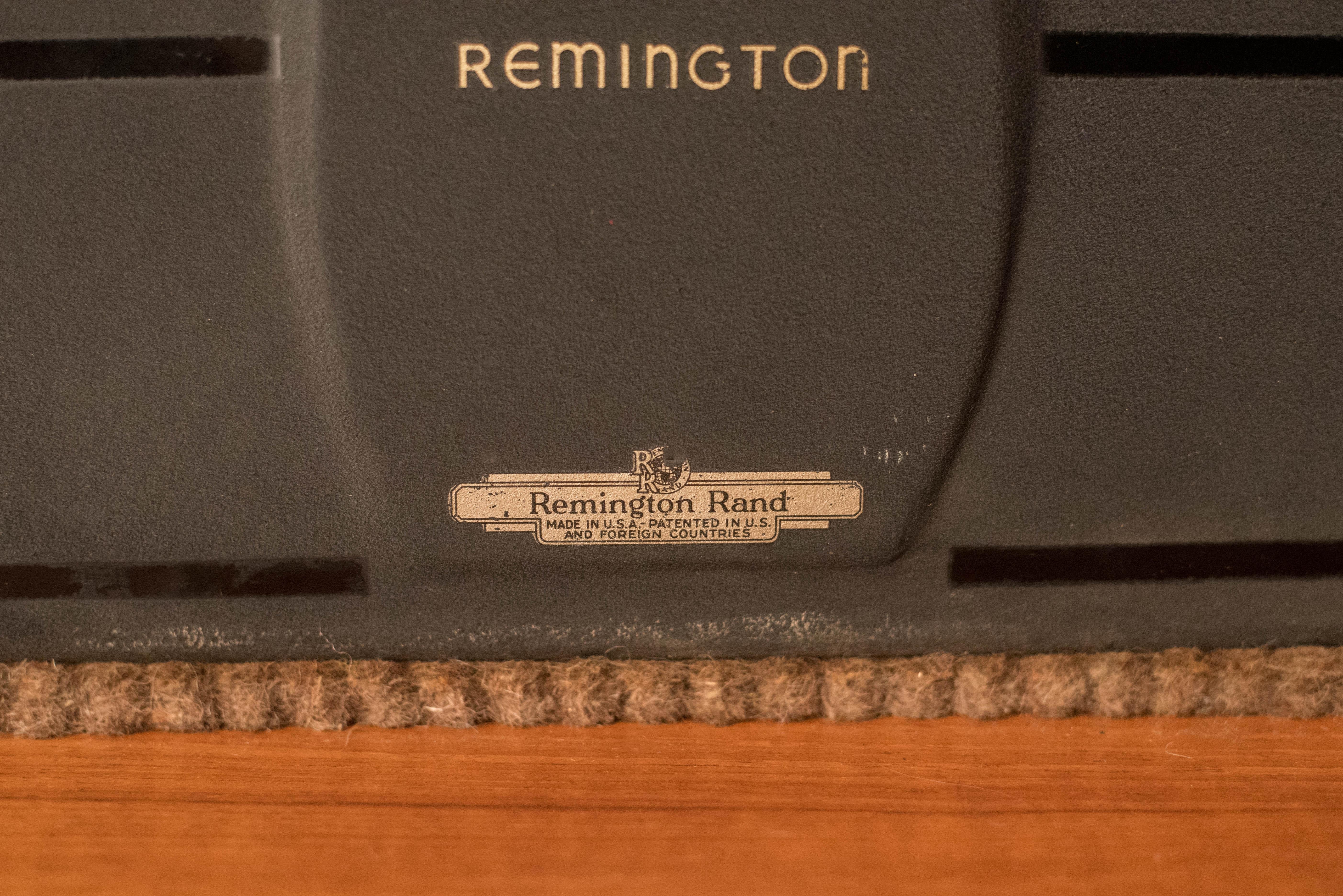 Vintage Matte Black Remington Rand Model 17 Typewriter In Good Condition In San Jose, CA