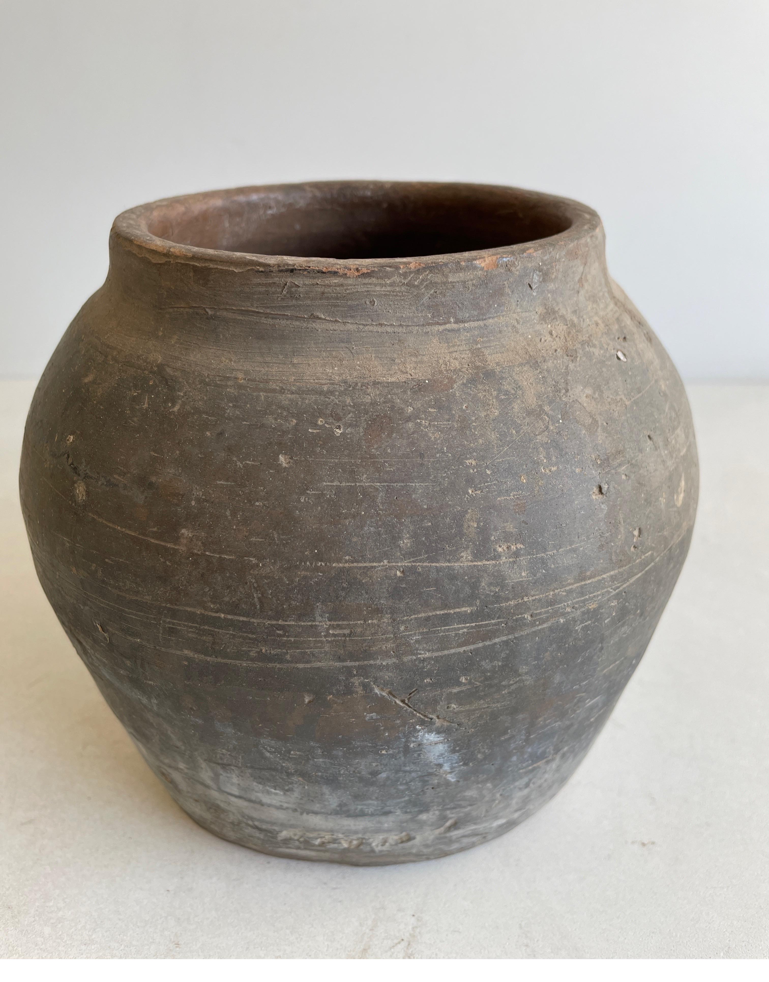 Vintage Matte Clay Oil Pottery Decorative Pot
Vintage Matte Oil Pots Pottery beautifully terracotta rich in character, this vintage oil pot adds just the right amount of texture + warmth where you need it. Stunning matte finish with warm