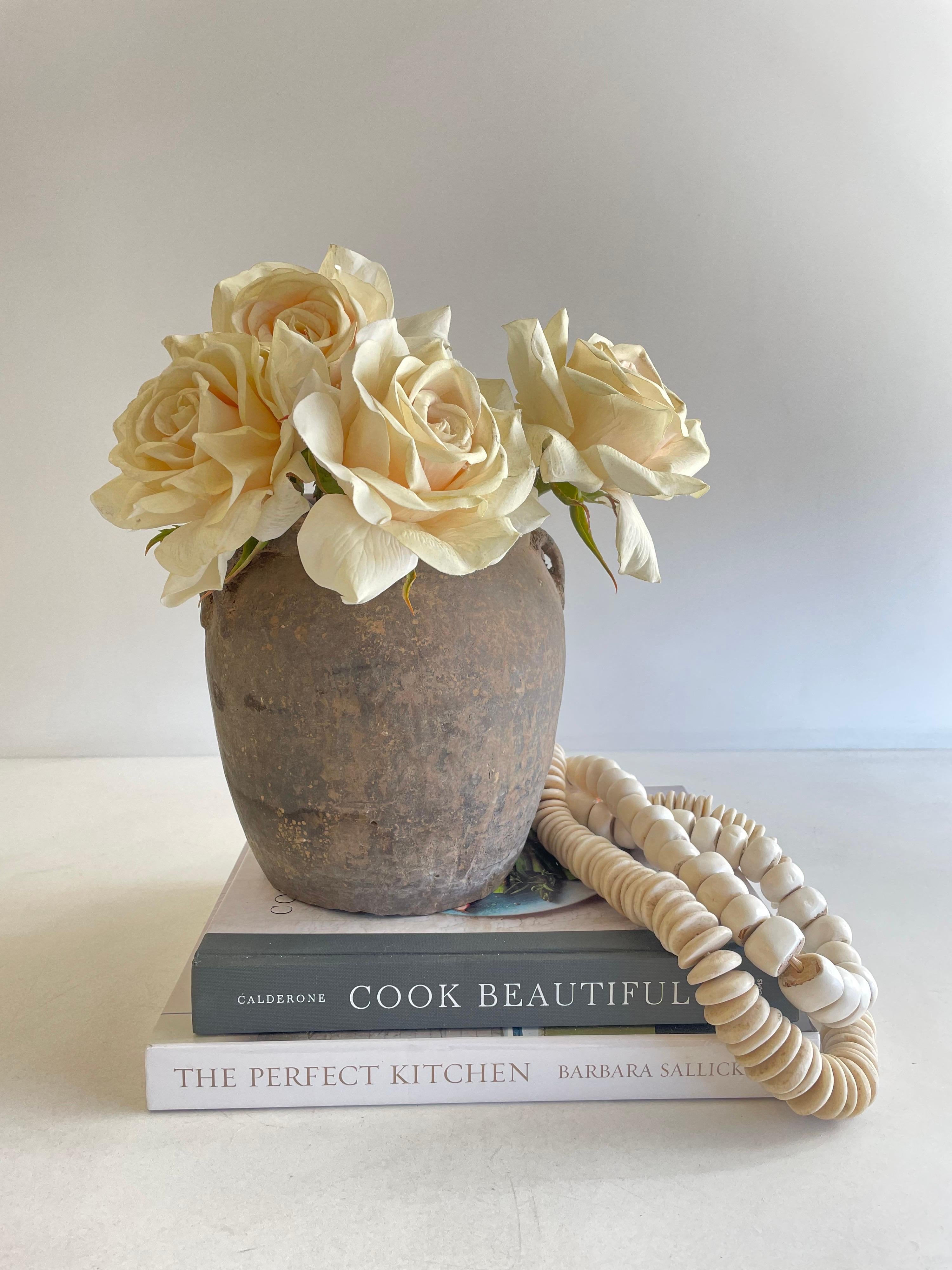 Vintage Poterie à l'huile matte petit 
Vintage Matte Clay oil pottery decorative pot Vintage Matte oil pots pottery beautifully rich in character, this vintage oil pot adds just the right amount of texture + warmth where you need it. Superbe