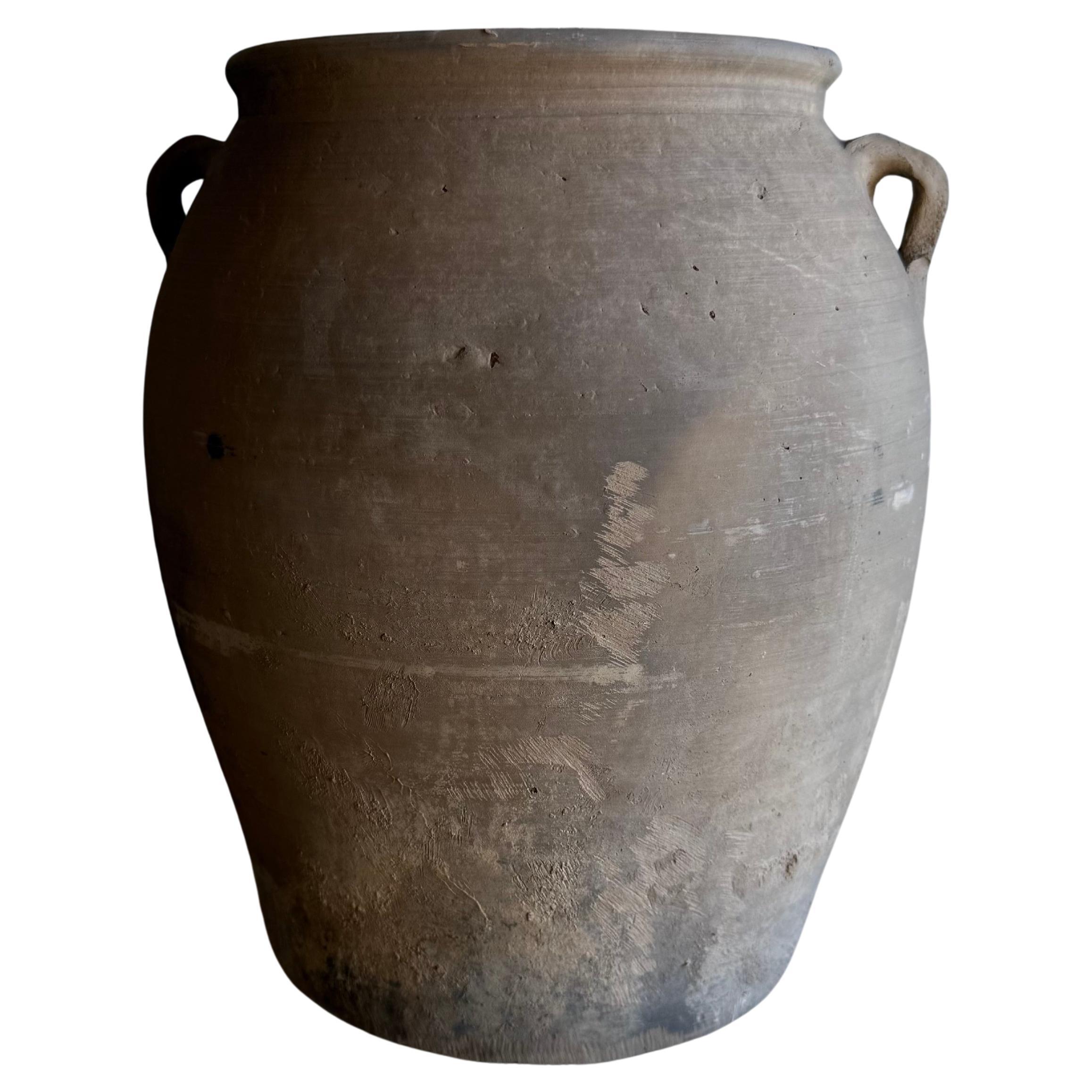 Vintage Matte Clay Pottery Medium Size 12" (poterie d
argile mate de taille moyenne)