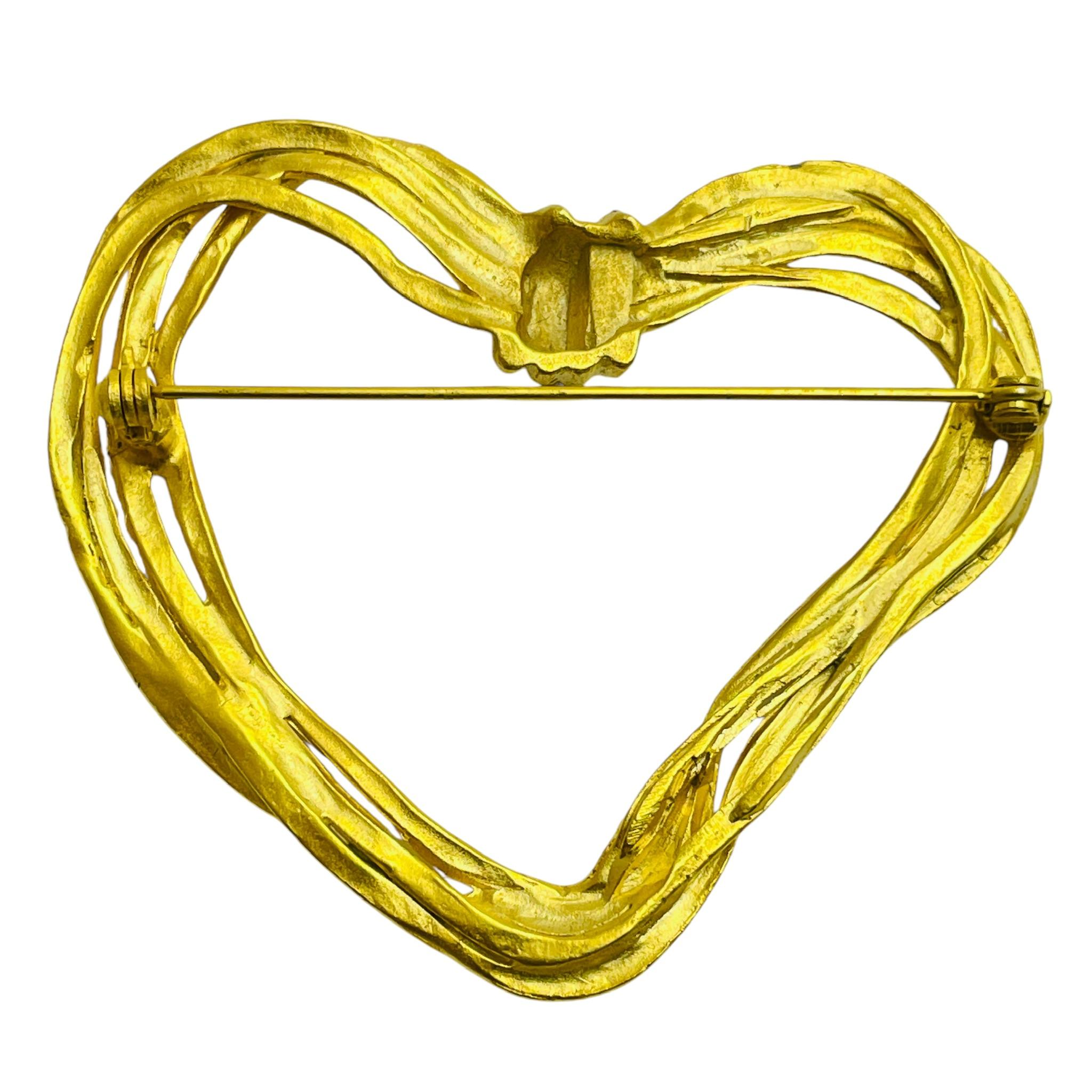 Vintage matte finish gold tone modernist heart designer brooch In Good Condition For Sale In Palos Hills, IL