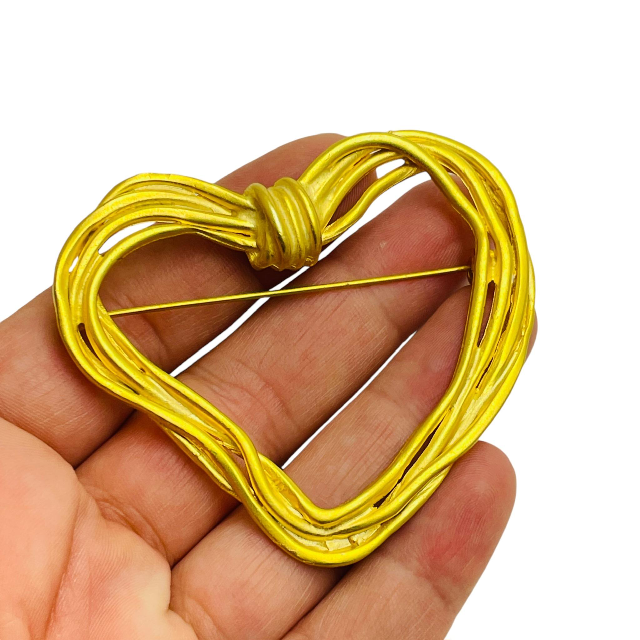Women's Vintage matte finish gold tone modernist heart designer brooch For Sale
