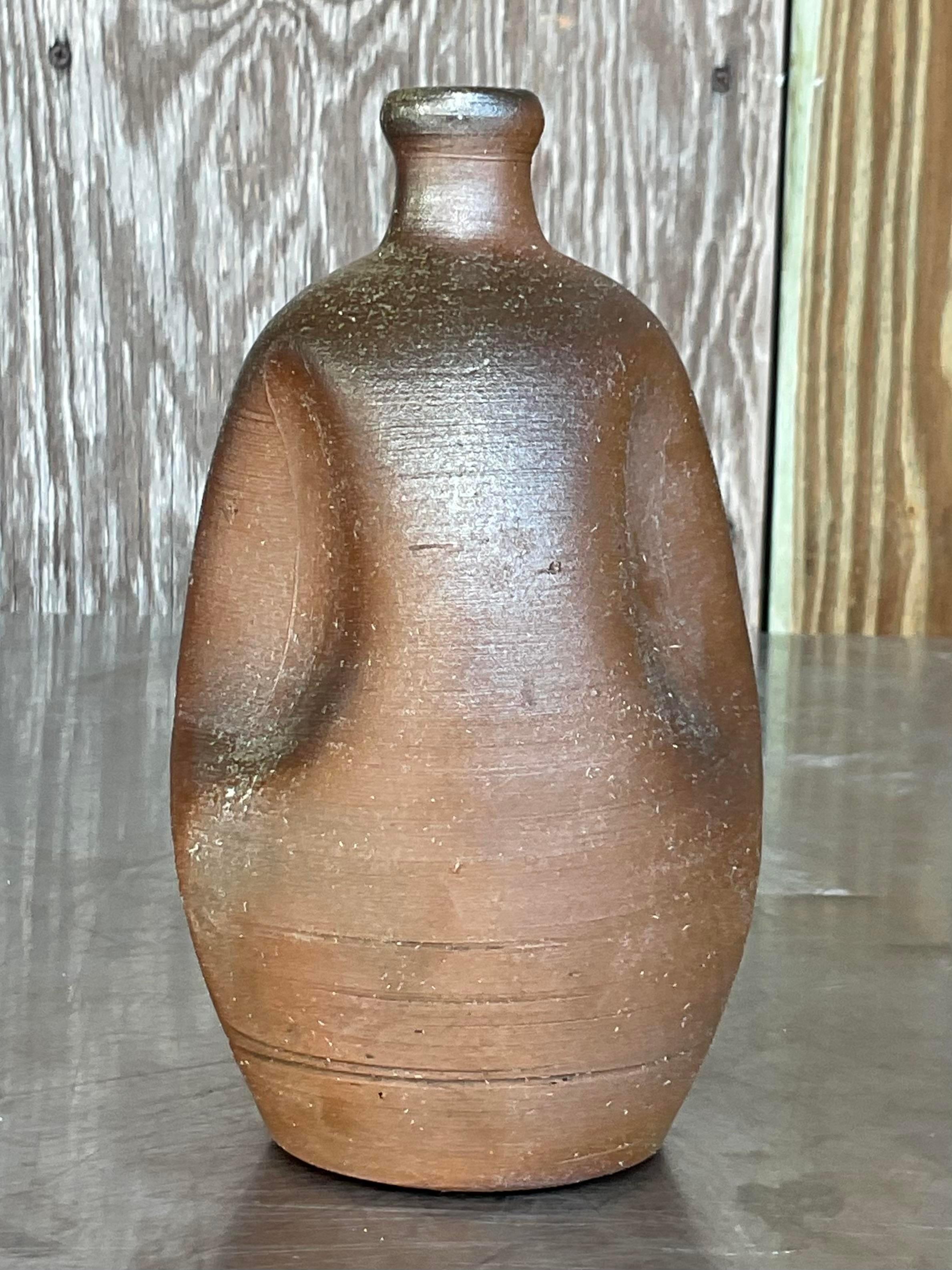 Questa caraffa per sakè vintage vanta uno smalto liscio e opaco e un design minimalista. Perfetto per servire con stile, aggiunge un tocco di eleganza rustica a qualsiasi ambiente da pranzo o da esposizione. Un must per gli amanti della ceramica e