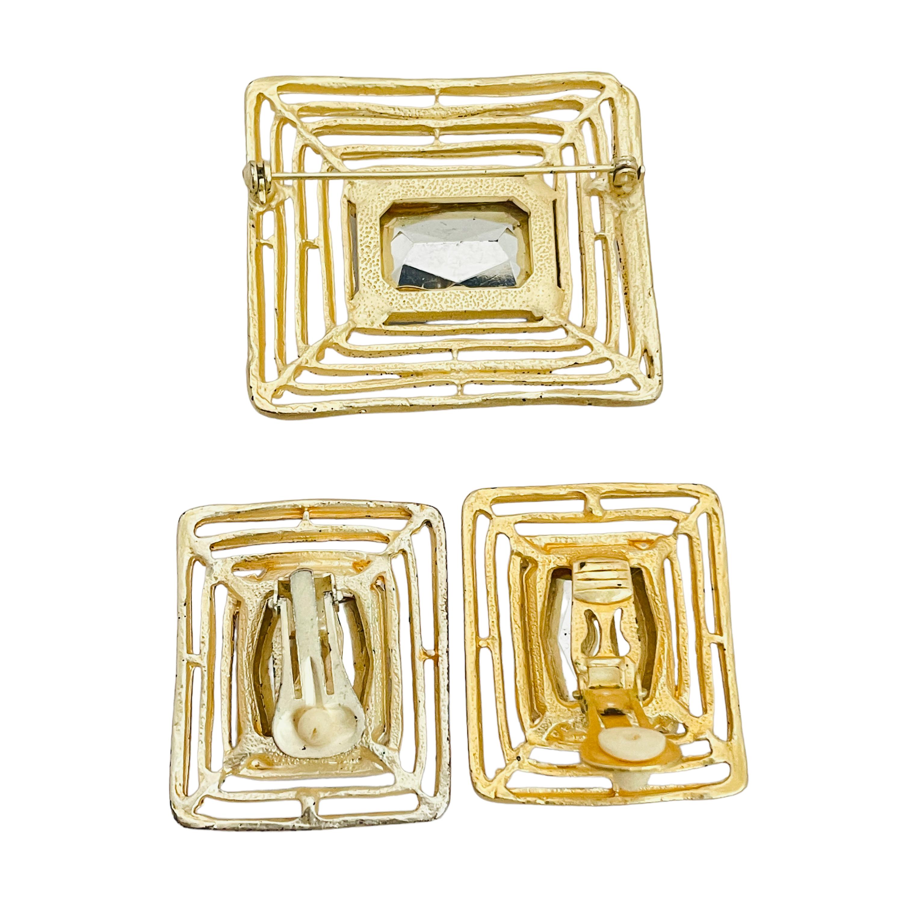 DETAILS

• unsigned 

• gold tone with glass

• vintage designer runway brooch earrings set

MEASUREMENTS

• brooch is  2
