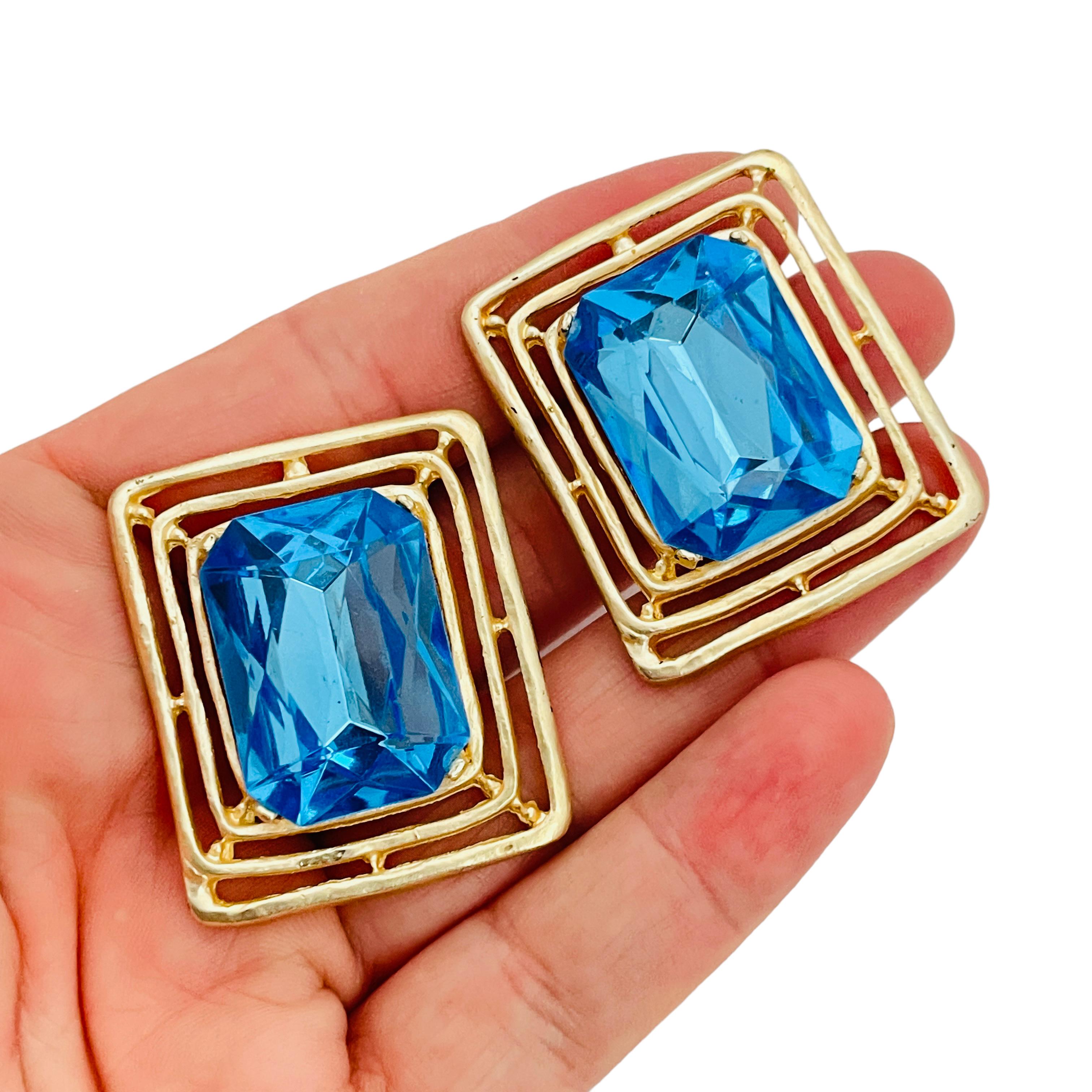Vintage matte gold blue glass designer runway brooch earrings set In Good Condition For Sale In Palos Hills, IL