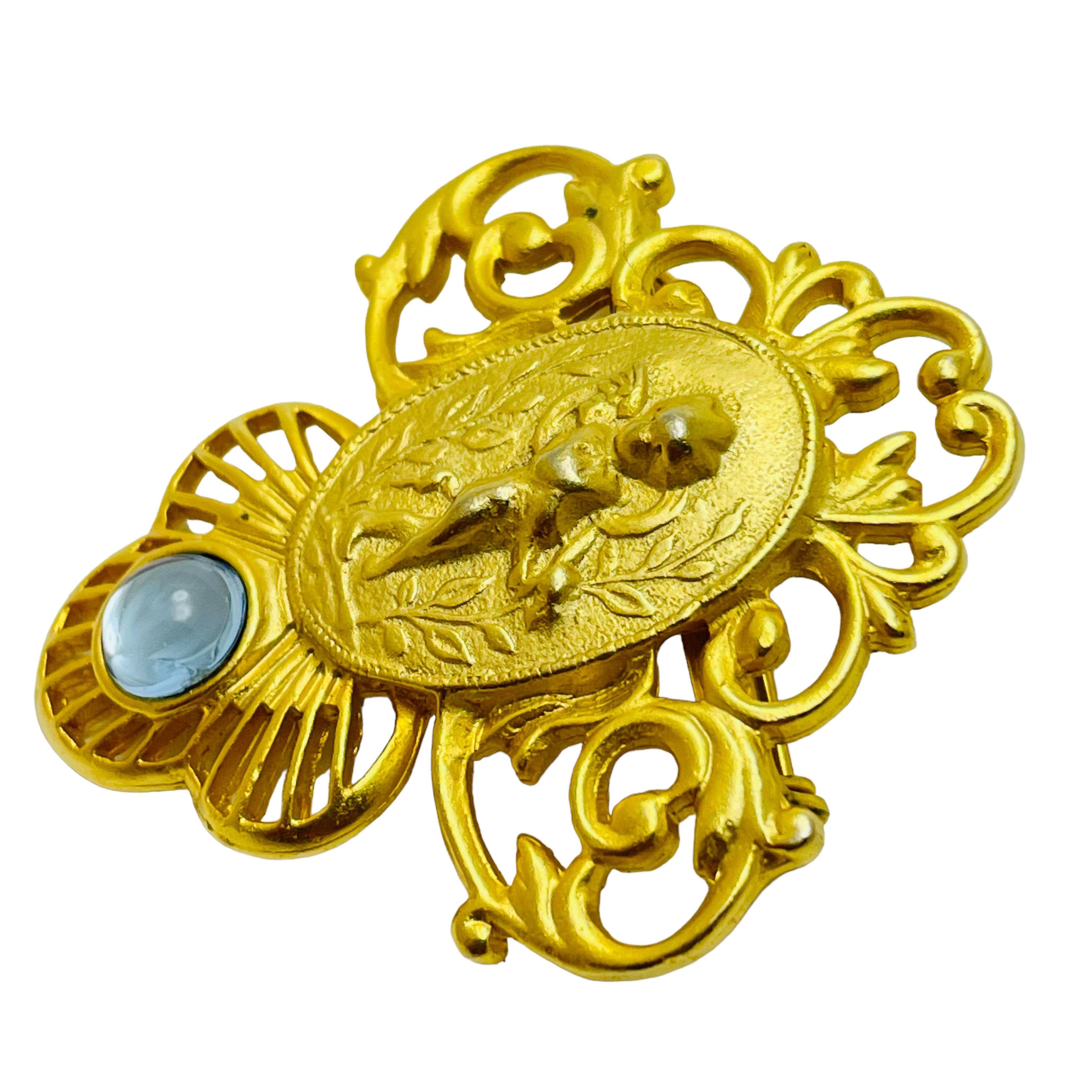DETAILS

• unsigned 

• gold tone  

• vintage designer brooch 

MEASUREMENTS  

• 1 7/8